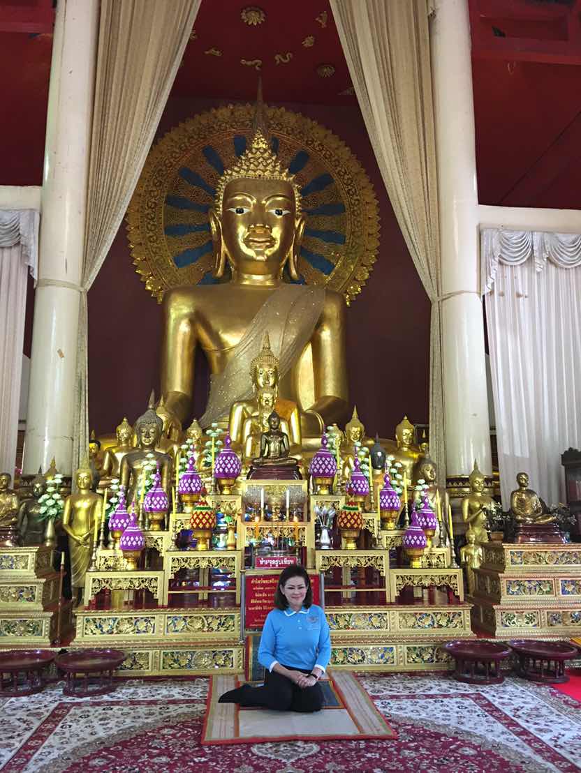 107 นายกสมาคมภริยาฯ นำคณะกรรมการสมาคมและบุตรข้าราชการและครอบครัวในโครงการ"สานรักสานฝัน รางวัลแด่น้อง"เดินทางไปวัดพระสิงห์วรมหาวิหาร เพื่อร่วมพิธีถวายสังฆทาน