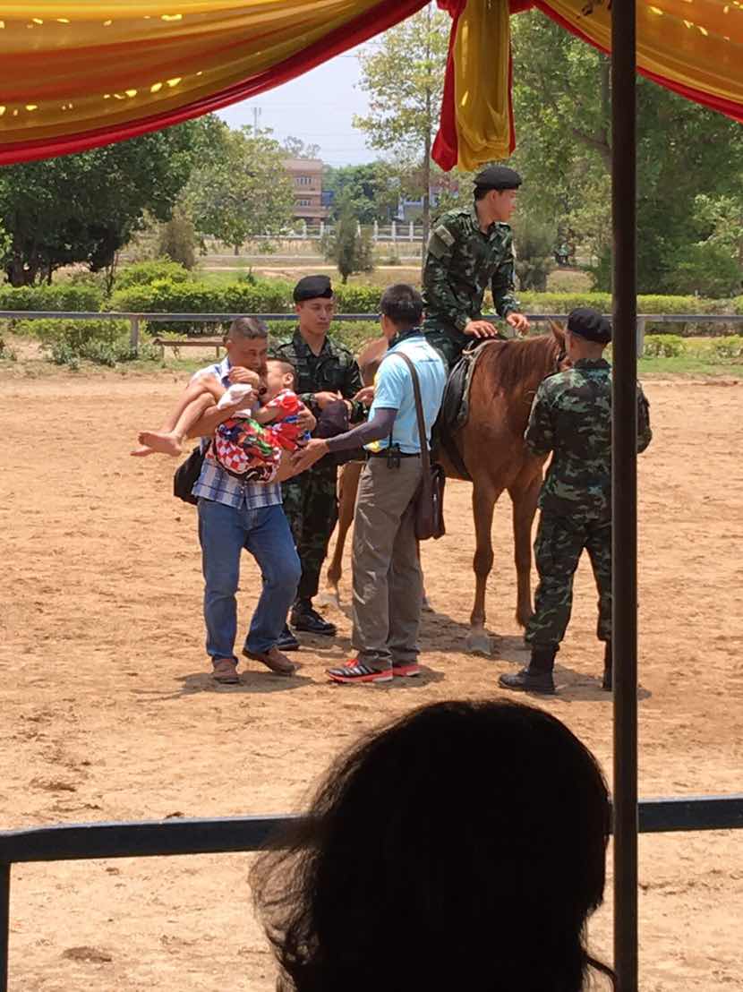 108 นายกสมาคมภริยาฯ ได้จัดกิจกรรมอาชาบำบัด แก่บุตรข้าราชการที่ร่วมโครงการ"สานรัก สานฝัน รางวัล แด่น้อง" ที่กองพันสัตว์ต่าง