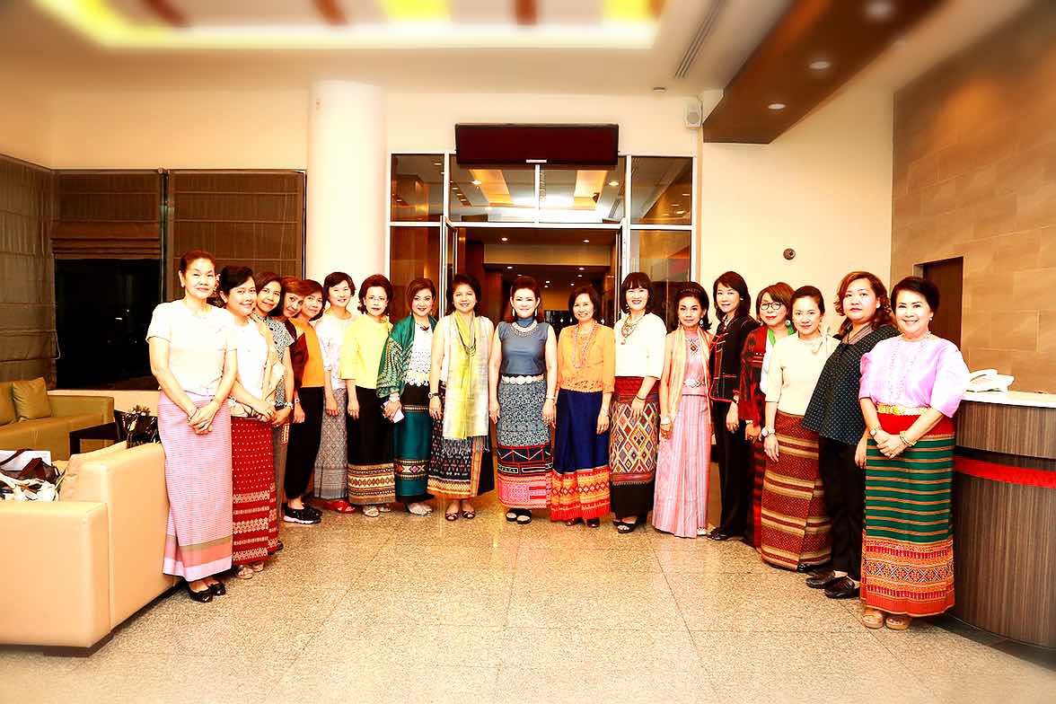109 นายกสมาคมภริยาฯ ขอบคุณผู้บัญชาการกองพลทหารราบที่ ๗ ที่ให้การสนับสนุนการจัดกิจกรรมของโครงการ"สานรัก สานฝัน รางวัลแด่น้อง"