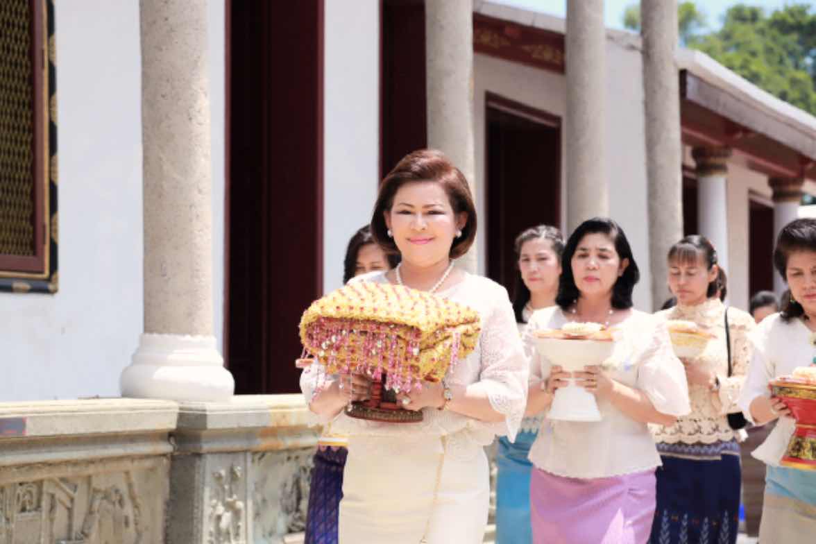 111 นายกสมาคมภริยาฯ เป็นประธานในพิธีถวายมหาสังฆทานและพิธีห่มผ้าหลวงพ่อสมปรารถนา ณ วัดพิชยญาติการามวรวิหาร