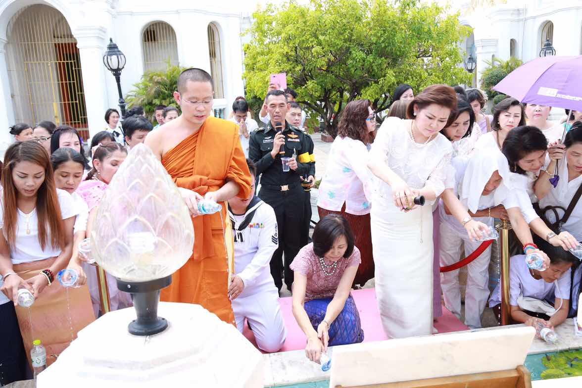 111 นายกสมาคมภริยาฯ เป็นประธานในพิธีถวายมหาสังฆทานและพิธีห่มผ้าหลวงพ่อสมปรารถนา ณ วัดพิชยญาติการามวรวิหาร