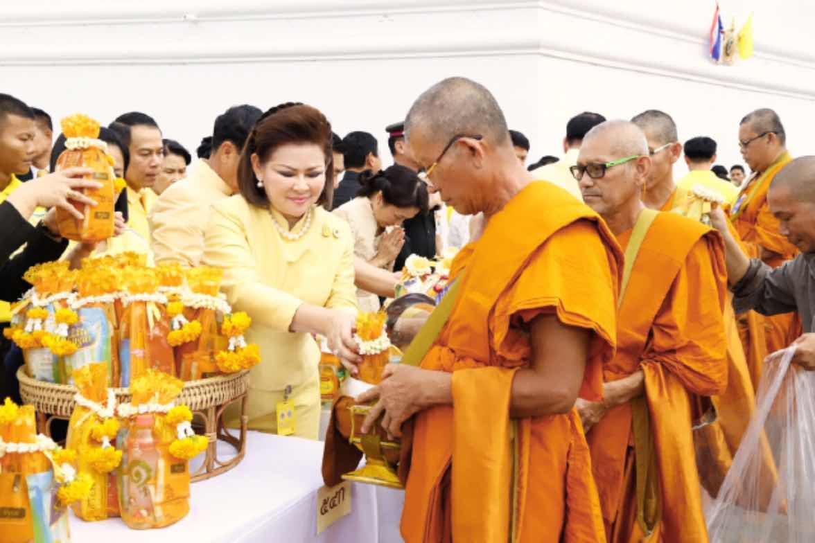 112 พิธีทำบุญตักบาตรถวายเป็นพระราชกุศลถวายพระบาทสมเด็จพระเจ้าอยู่หัว เนื่องในโอกาสมหามงคลเสด็จเถลิงถวัลยราชสมบัติครบ ๗๐ ปี