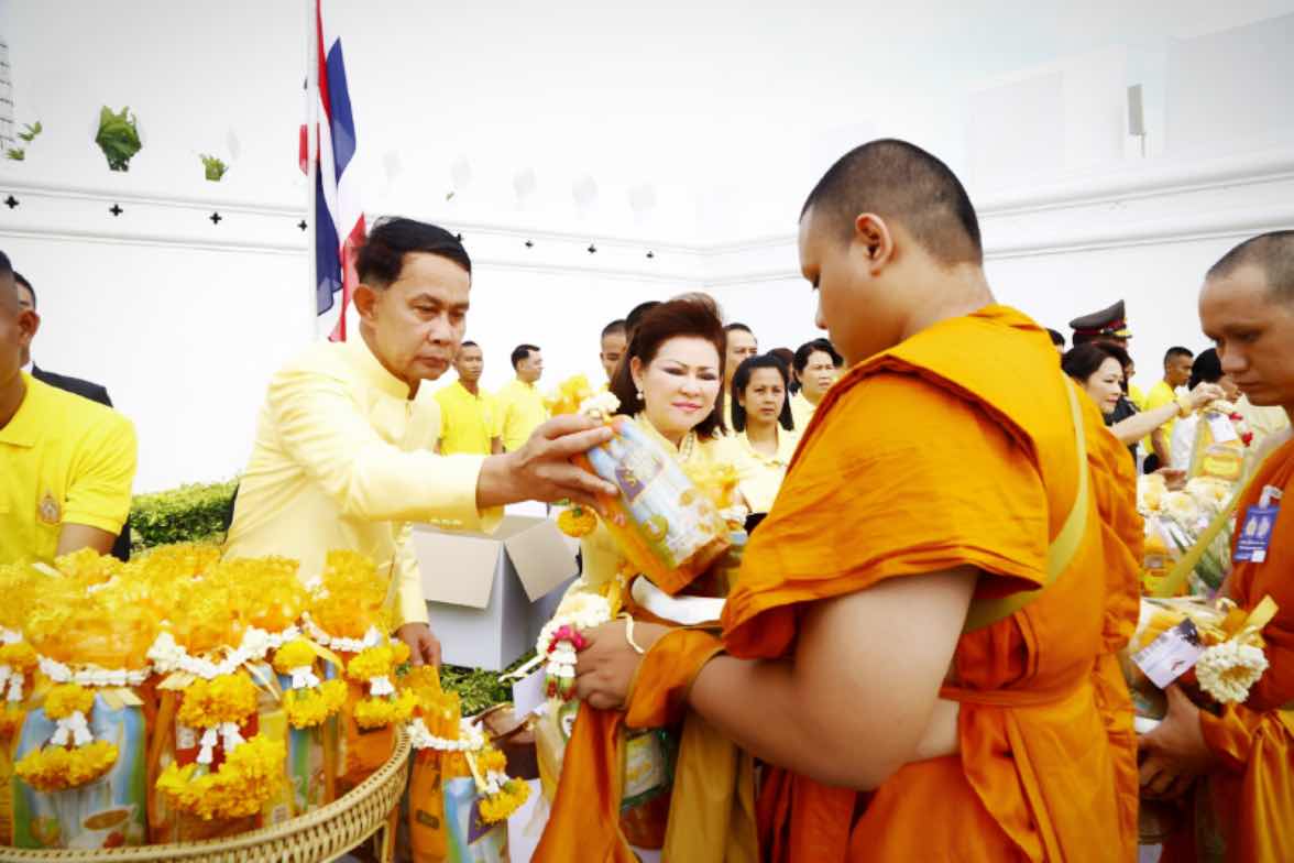 112 พิธีทำบุญตักบาตรถวายเป็นพระราชกุศลถวายพระบาทสมเด็จพระเจ้าอยู่หัว เนื่องในโอกาสมหามงคลเสด็จเถลิงถวัลยราชสมบัติครบ ๗๐ ปี