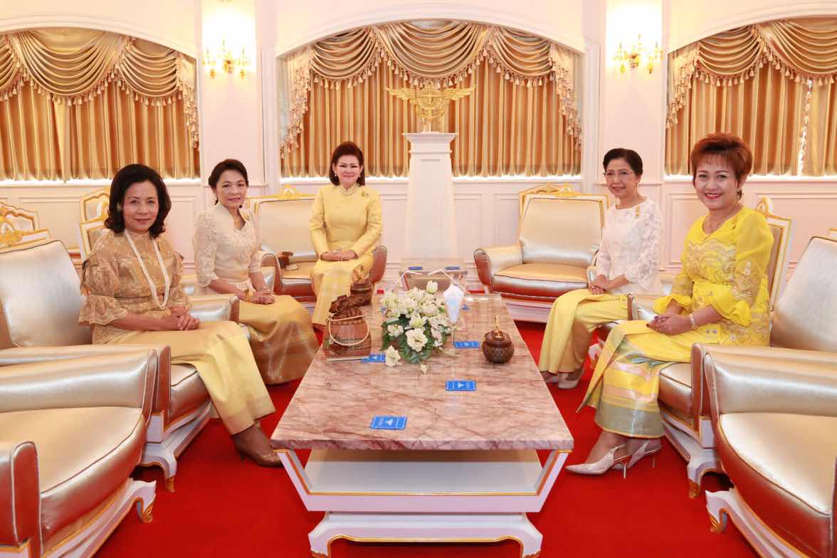 112 พิธีทำบุญตักบาตรถวายเป็นพระราชกุศลถวายพระบาทสมเด็จพระเจ้าอยู่หัว เนื่องในโอกาสมหามงคลเสด็จเถลิงถวัลยราชสมบัติครบ ๗๐ ปี