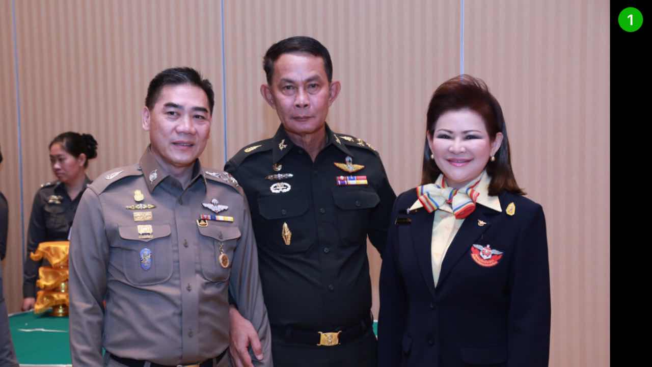 113 นายกสมาคมภริยาฯ รับเข็มเชิดชูเกียรติ การต่อต้านการก่อการร้ายกิตติมศักดิ์