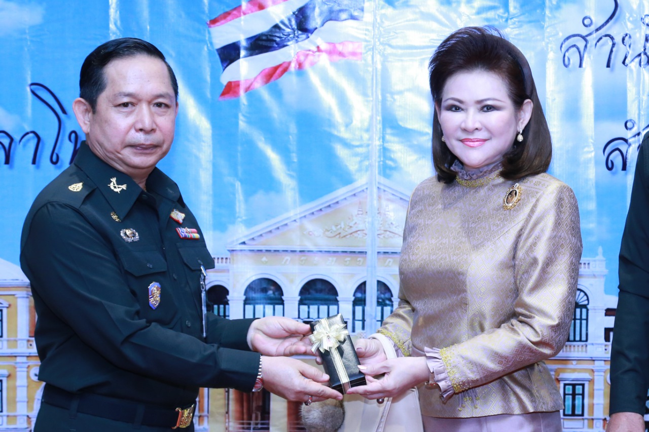 114 ปลัดกระทรวงกลาโหม และ นายกสมาคมภริยาฯ เป็นประธานในพิธีเนื่องในวันคล้ายวันสถาปนา