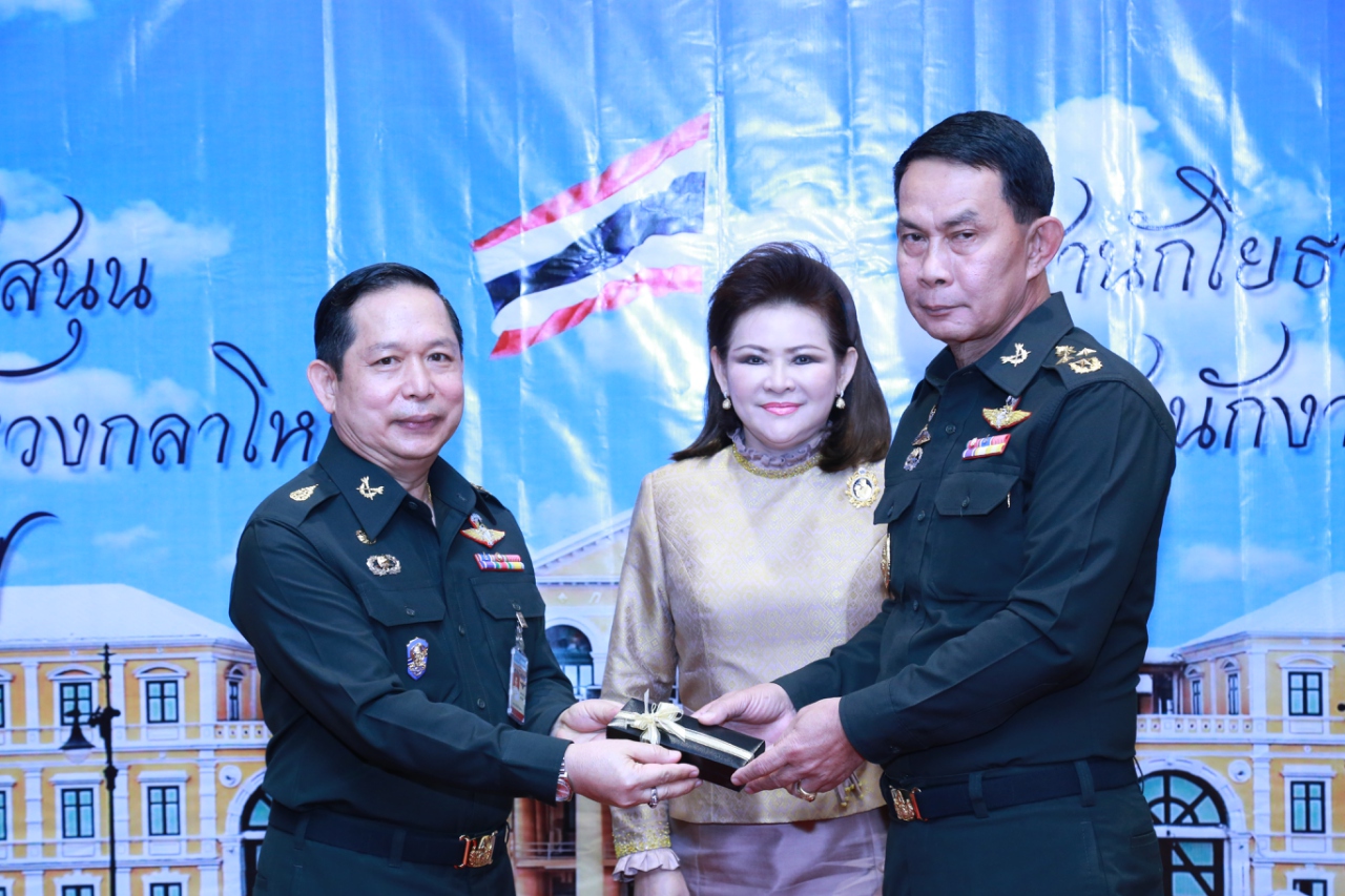 114 ปลัดกระทรวงกลาโหม และ นายกสมาคมภริยาฯ เป็นประธานในพิธีเนื่องในวันคล้ายวันสถาปนา