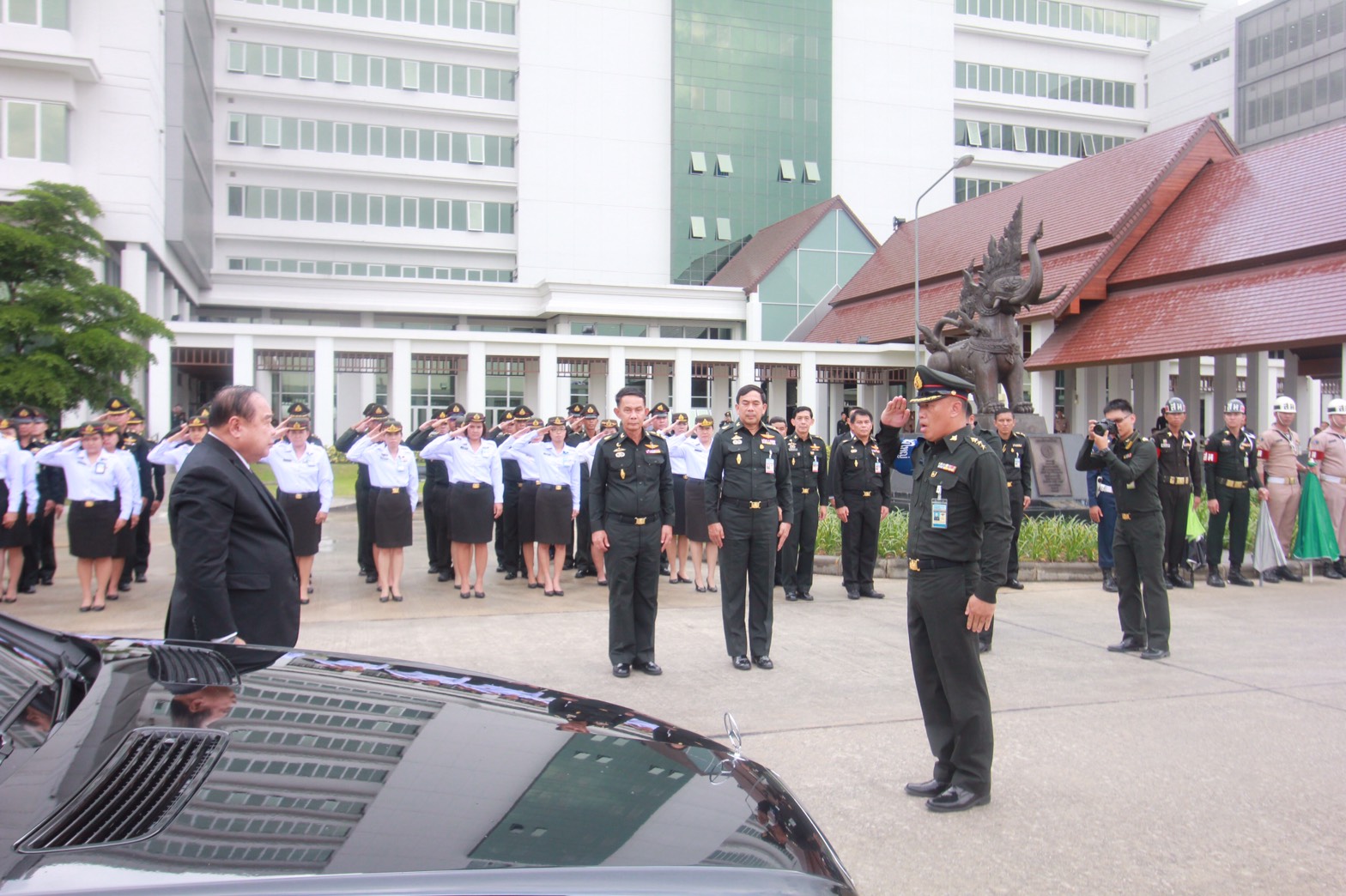 116 พล.อ.ประวิตร วงษ์สุวรรณ รองนายกรัฐมนตรีและรัฐมนตรีว่าการกระทรวงกลาโหม ได้ให้เกียรติมาเป็นประธาน ในพิธิวางศิลาฤกษ์และเททอง การก่อสร้างพระบรมราชานุสาวรีย์รัชกาลที่๕