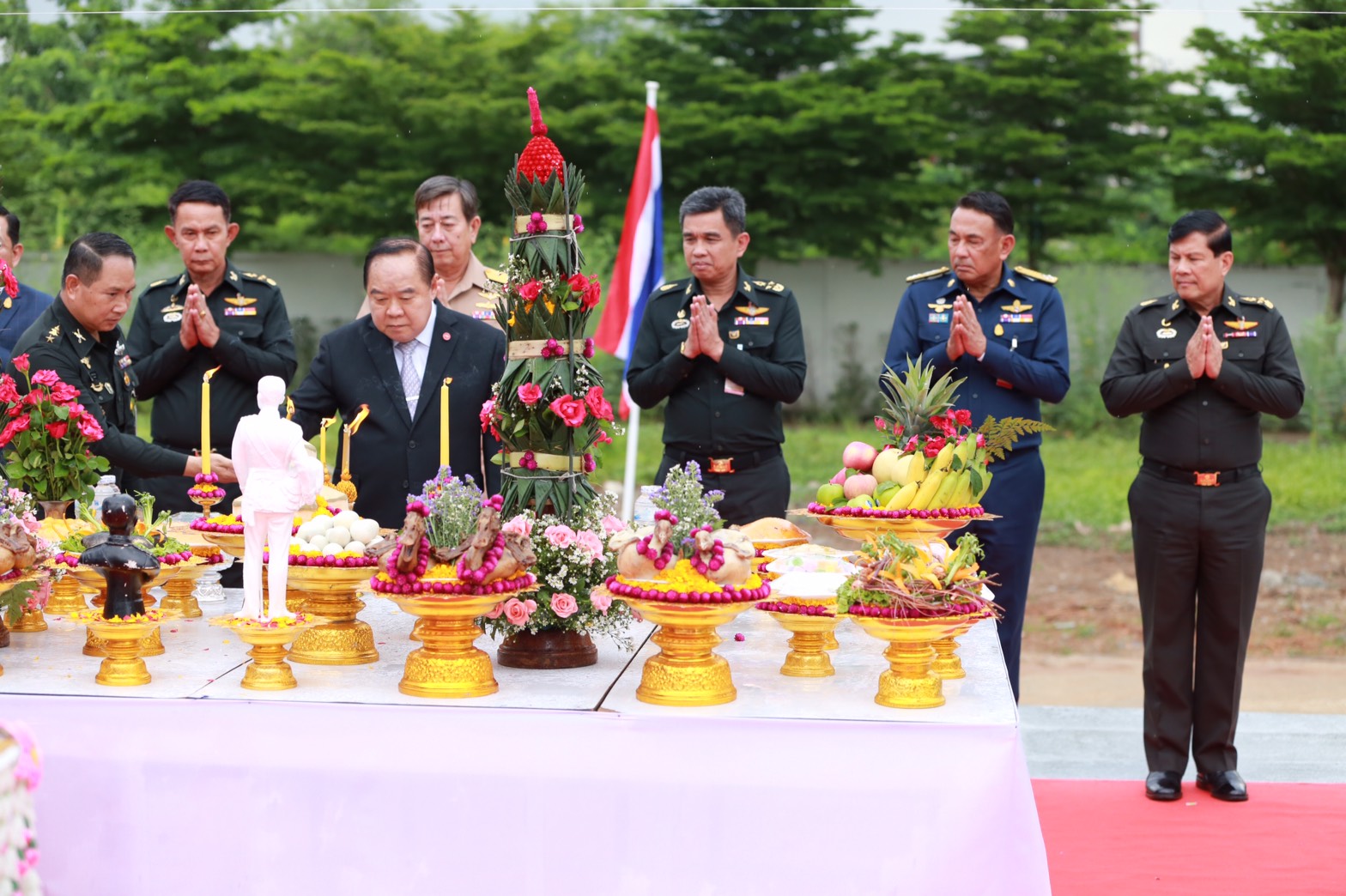 116 พล.อ.ประวิตร วงษ์สุวรรณ รองนายกรัฐมนตรีและรัฐมนตรีว่าการกระทรวงกลาโหม ได้ให้เกียรติมาเป็นประธาน ในพิธิวางศิลาฤกษ์และเททอง การก่อสร้างพระบรมราชานุสาวรีย์รัชกาลที่๕