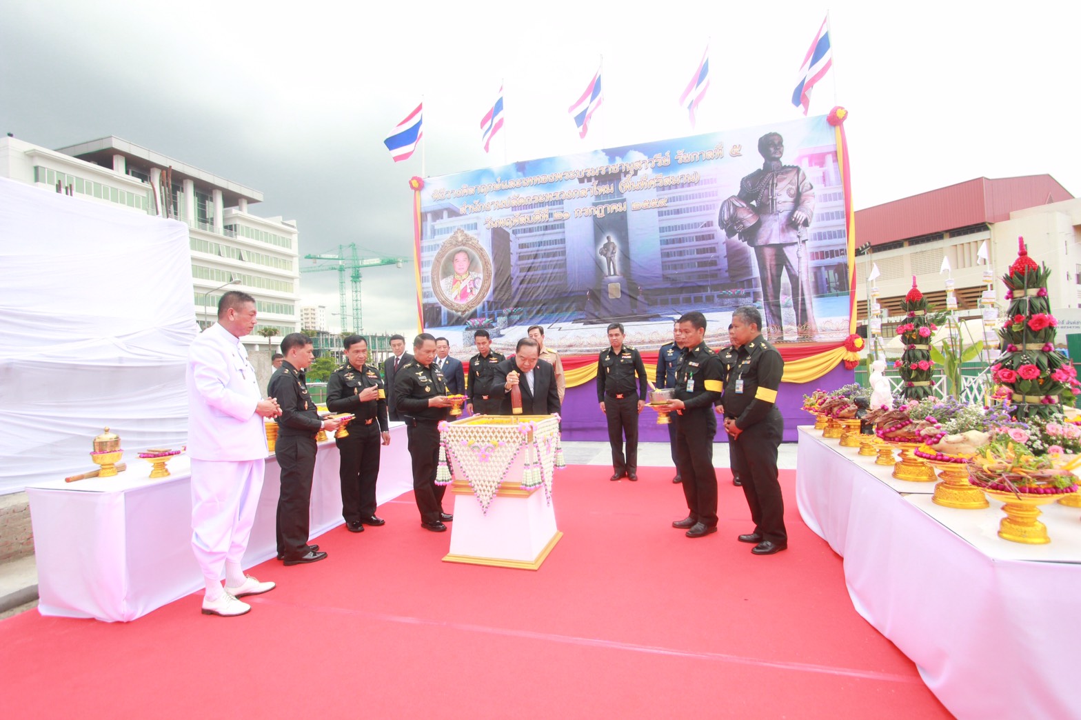 116 พล.อ.ประวิตร วงษ์สุวรรณ รองนายกรัฐมนตรีและรัฐมนตรีว่าการกระทรวงกลาโหม ได้ให้เกียรติมาเป็นประธาน ในพิธิวางศิลาฤกษ์และเททอง การก่อสร้างพระบรมราชานุสาวรีย์รัชกาลที่๕