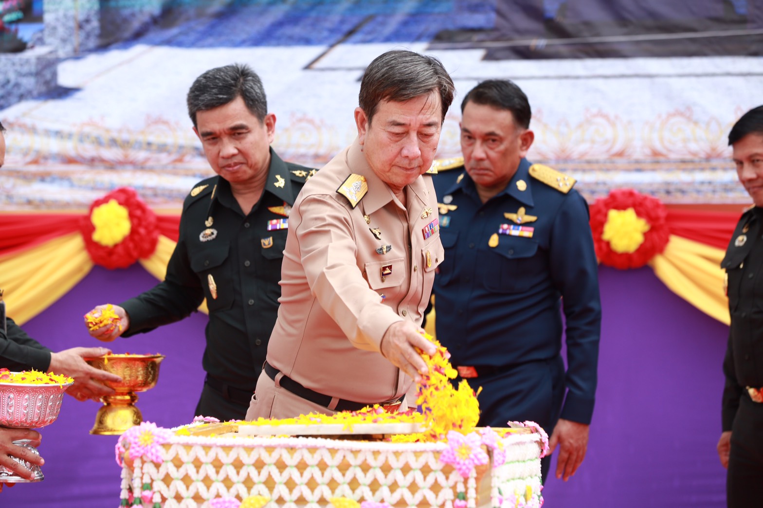 116 พล.อ.ประวิตร วงษ์สุวรรณ รองนายกรัฐมนตรีและรัฐมนตรีว่าการกระทรวงกลาโหม ได้ให้เกียรติมาเป็นประธาน ในพิธิวางศิลาฤกษ์และเททอง การก่อสร้างพระบรมราชานุสาวรีย์รัชกาลที่๕