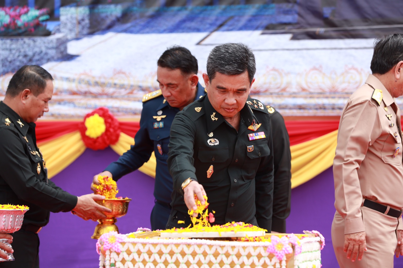 116 พล.อ.ประวิตร วงษ์สุวรรณ รองนายกรัฐมนตรีและรัฐมนตรีว่าการกระทรวงกลาโหม ได้ให้เกียรติมาเป็นประธาน ในพิธิวางศิลาฤกษ์และเททอง การก่อสร้างพระบรมราชานุสาวรีย์รัชกาลที่๕