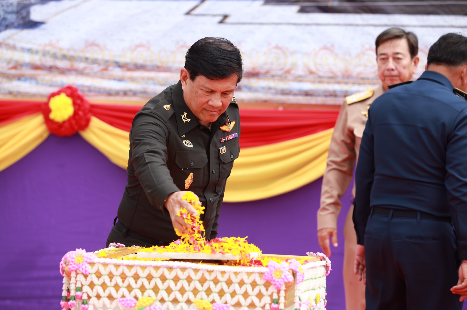 116 พล.อ.ประวิตร วงษ์สุวรรณ รองนายกรัฐมนตรีและรัฐมนตรีว่าการกระทรวงกลาโหม ได้ให้เกียรติมาเป็นประธาน ในพิธิวางศิลาฤกษ์และเททอง การก่อสร้างพระบรมราชานุสาวรีย์รัชกาลที่๕