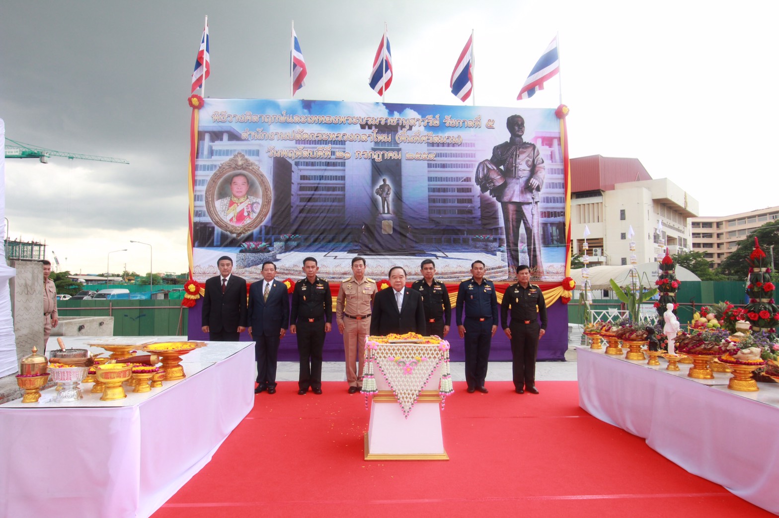 116 พล.อ.ประวิตร วงษ์สุวรรณ รองนายกรัฐมนตรีและรัฐมนตรีว่าการกระทรวงกลาโหม ได้ให้เกียรติมาเป็นประธาน ในพิธิวางศิลาฤกษ์และเททอง การก่อสร้างพระบรมราชานุสาวรีย์รัชกาลที่๕