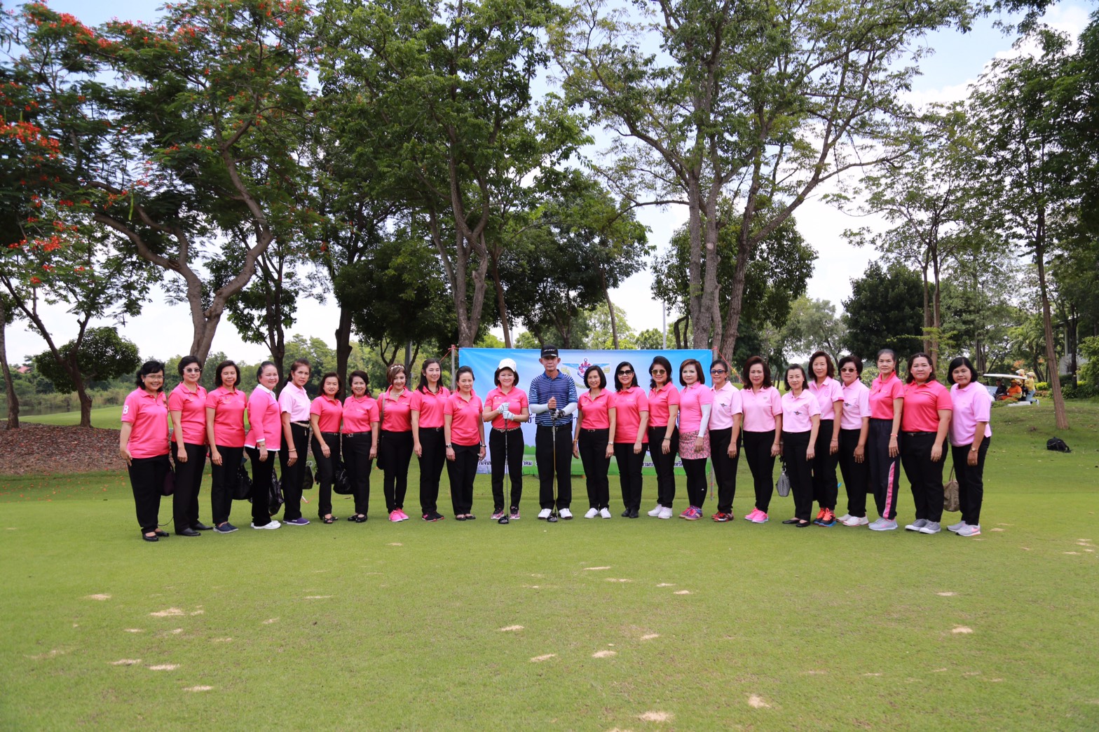 117 พล.อ.ปรีชา จันทร์โอชา ปลัดกระทรวงกลาโหม.ได้ให้เกียรติมาเป็นประธานพิธีเปิดการแข่งขันกีฬา กอล์ฟสมาคมภริยาฯ. ณ.สนามกอล์ฟ บางไทร คันทรีคลับ