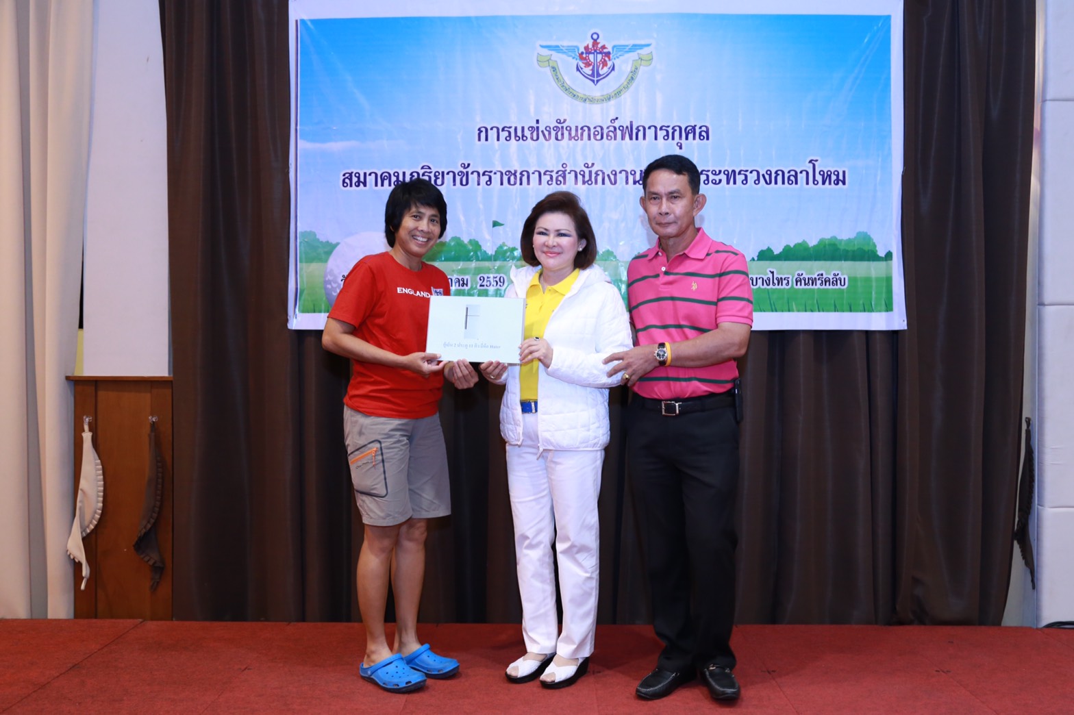 117 พล.อ.ปรีชา จันทร์โอชา ปลัดกระทรวงกลาโหม.ได้ให้เกียรติมาเป็นประธานพิธีเปิดการแข่งขันกีฬา กอล์ฟสมาคมภริยาฯ. ณ.สนามกอล์ฟ บางไทร คันทรีคลับ