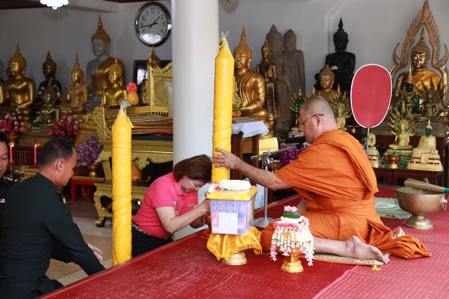 118 นายกสมาคมภริยาฯ พร้อมอุปนายกสมาคมภริยาฯและคณะกรรมการสมาคมภริยาฯ ร่วมทำบุญถวายเทียนเข้าพรรษา,ผ้าอาบน้ำฝน พร้อมเครื่องไทยทาน ณ. วัดใหญ่ชัยมงคล จังหวัดพระนครศรีอยุธยา วัดใหญ่ชัยมงคล