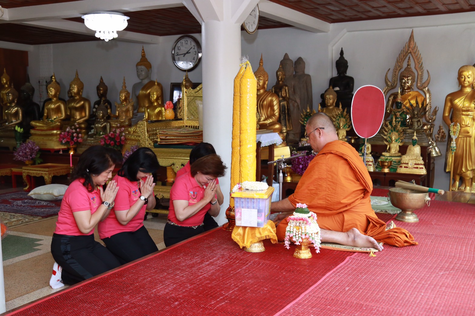 118 นายกสมาคมภริยาฯ พร้อมอุปนายกสมาคมภริยาฯและคณะกรรมการสมาคมภริยาฯ ร่วมทำบุญถวายเทียนเข้าพรรษา,ผ้าอาบน้ำฝน พร้อมเครื่องไทยทาน ณ. วัดใหญ่ชัยมงคล จังหวัดพระนครศรีอยุธยา วัดใหญ่ชัยมงคล