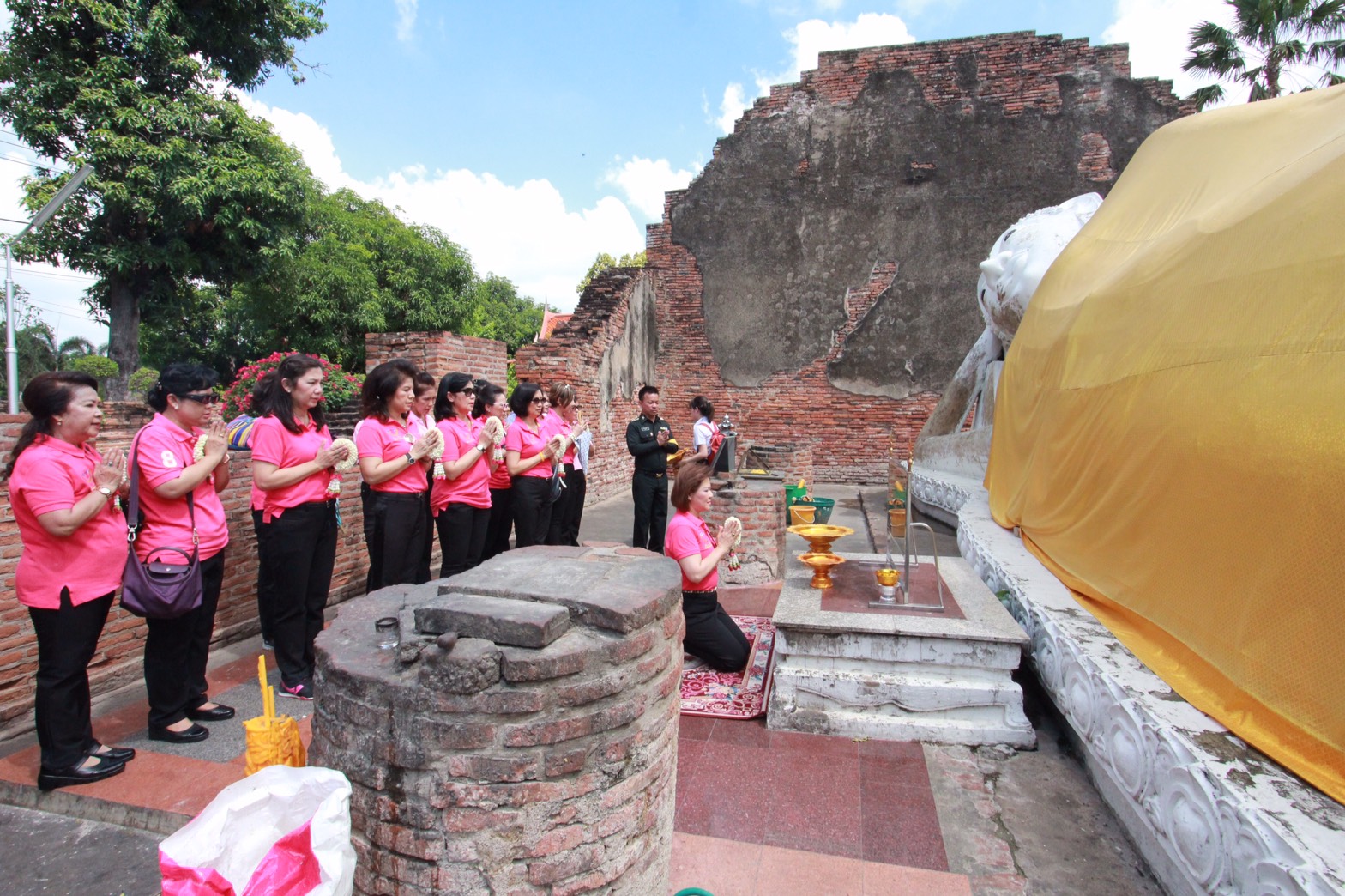 118 นายกสมาคมภริยาฯ พร้อมอุปนายกสมาคมภริยาฯและคณะกรรมการสมาคมภริยาฯ ร่วมทำบุญถวายเทียนเข้าพรรษา,ผ้าอาบน้ำฝน พร้อมเครื่องไทยทาน ณ. วัดใหญ่ชัยมงคล จังหวัดพระนครศรีอยุธยา วัดใหญ่ชัยมงคล