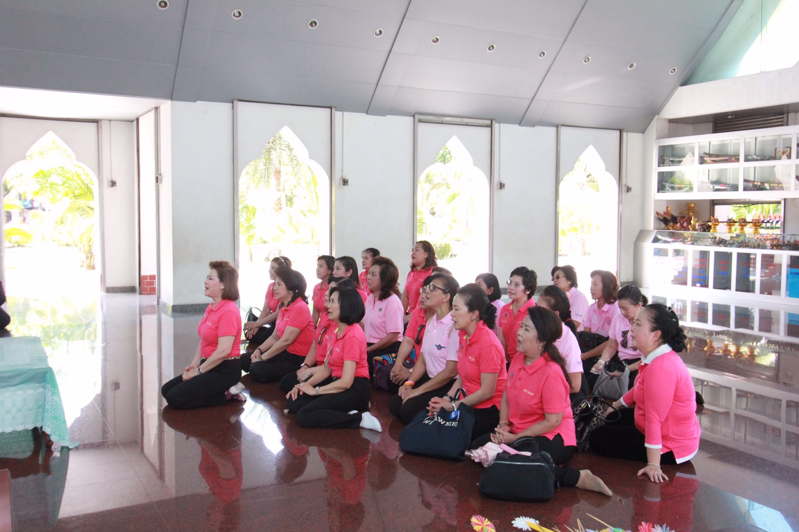 118 นายกสมาคมภริยาฯ พร้อมอุปนายกสมาคมภริยาฯและคณะกรรมการสมาคมภริยาฯ ร่วมทำบุญถวายเทียนเข้าพรรษา,ผ้าอาบน้ำฝน พร้อมเครื่องไทยทาน ณ. วัดใหญ่ชัยมงคล จังหวัดพระนครศรีอยุธยา วัดใหญ่ชัยมงคล