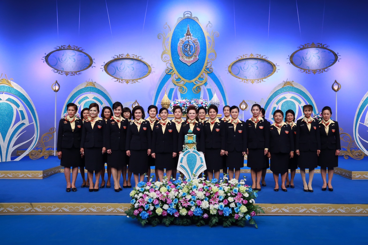 119 นายกสมาคมภริยาฯ นำผู้แทนคณะกรรมการสมาคมฯ ร่วมบันทึกแถบวิดิทัศน์อาศิรวาท เนื่องในวันเฉลิมพระชนมพรรษา สมเด็จพระนางเจ้าสิริกิติ์พระบรมราชินีนาถ ณ. สถานีวิทยุโทรทัศน์แห่งประเทศไทย