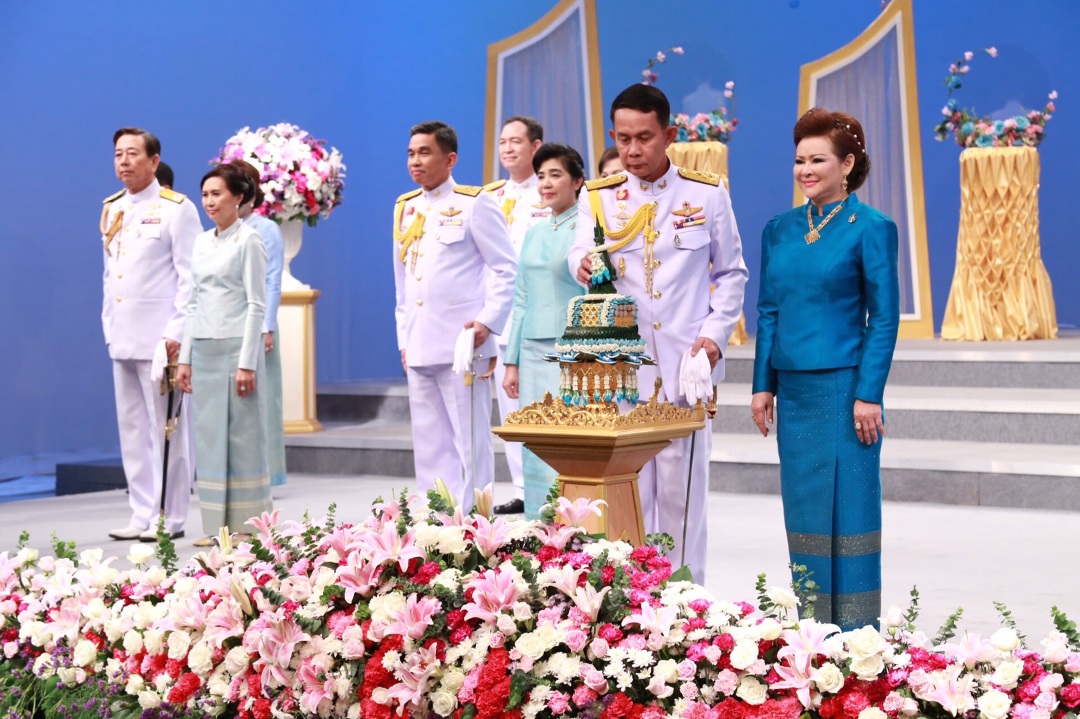 120 พล.อ.ปรีชา จันทร์โอชา ปลัดกระทรวงกลาโหม คุณผ่องพรรณ จันทร์โอชา นายกสมาคมภริยาฯ บันทึกแถบวิดิทัศน์อาศิรวาทเนื่องในวันเฉลิมพระชนมพรรษา สมเด็จพระนางเจ้าสิริกิติ์ พระบรมราชินีนาถ