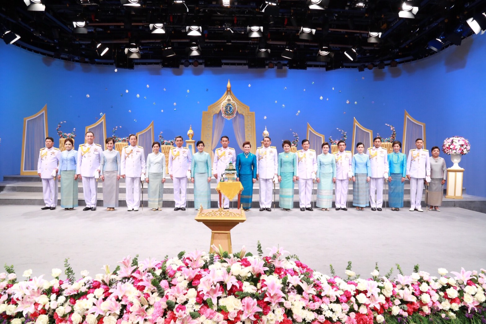 120 พล.อ.ปรีชา จันทร์โอชา ปลัดกระทรวงกลาโหม คุณผ่องพรรณ จันทร์โอชา นายกสมาคมภริยาฯ บันทึกแถบวิดิทัศน์อาศิรวาทเนื่องในวันเฉลิมพระชนมพรรษา สมเด็จพระนางเจ้าสิริกิติ์ พระบรมราชินีนาถ