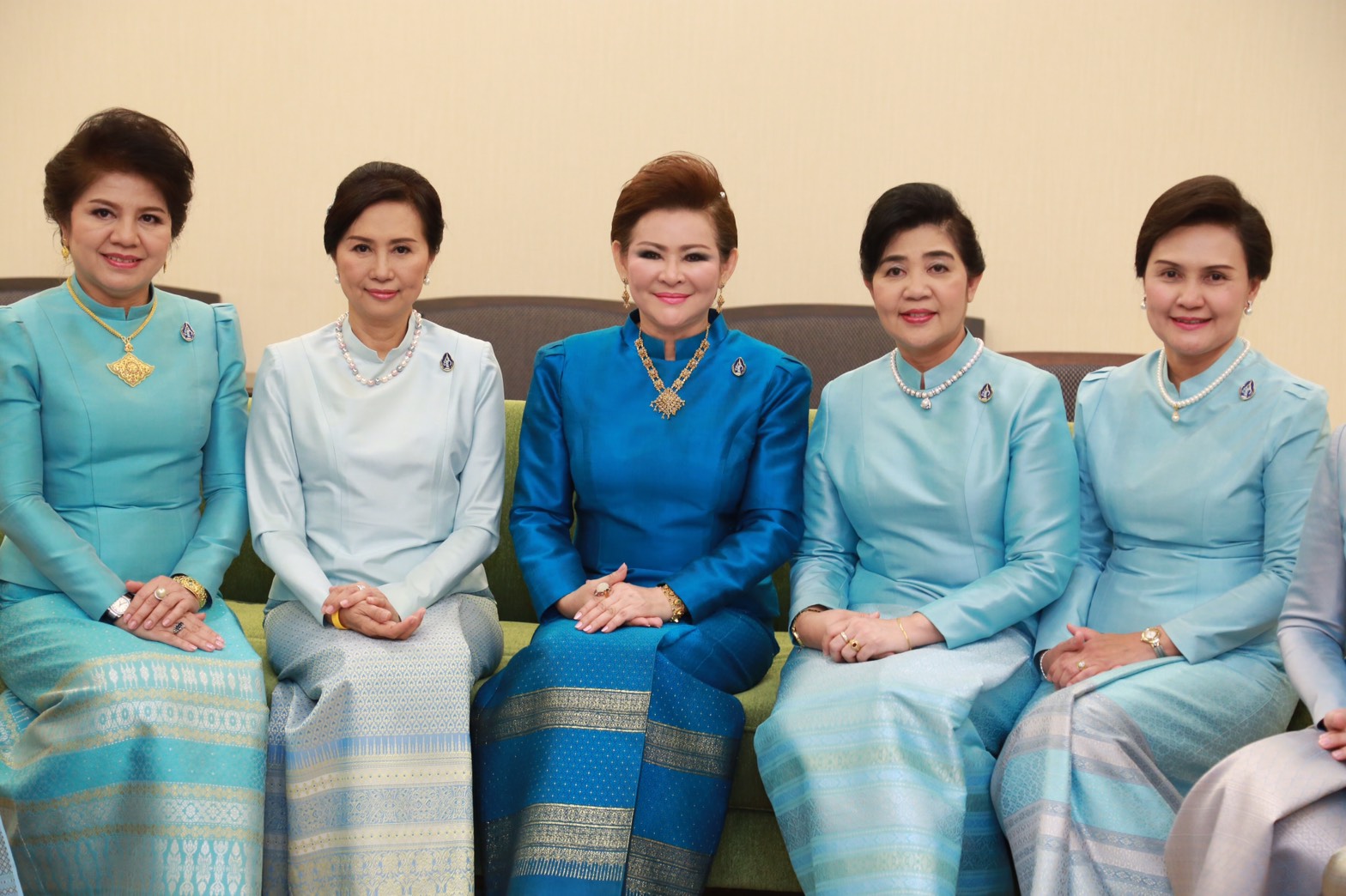 120 พล.อ.ปรีชา จันทร์โอชา ปลัดกระทรวงกลาโหม คุณผ่องพรรณ จันทร์โอชา นายกสมาคมภริยาฯ บันทึกแถบวิดิทัศน์อาศิรวาทเนื่องในวันเฉลิมพระชนมพรรษา สมเด็จพระนางเจ้าสิริกิติ์ พระบรมราชินีนาถ