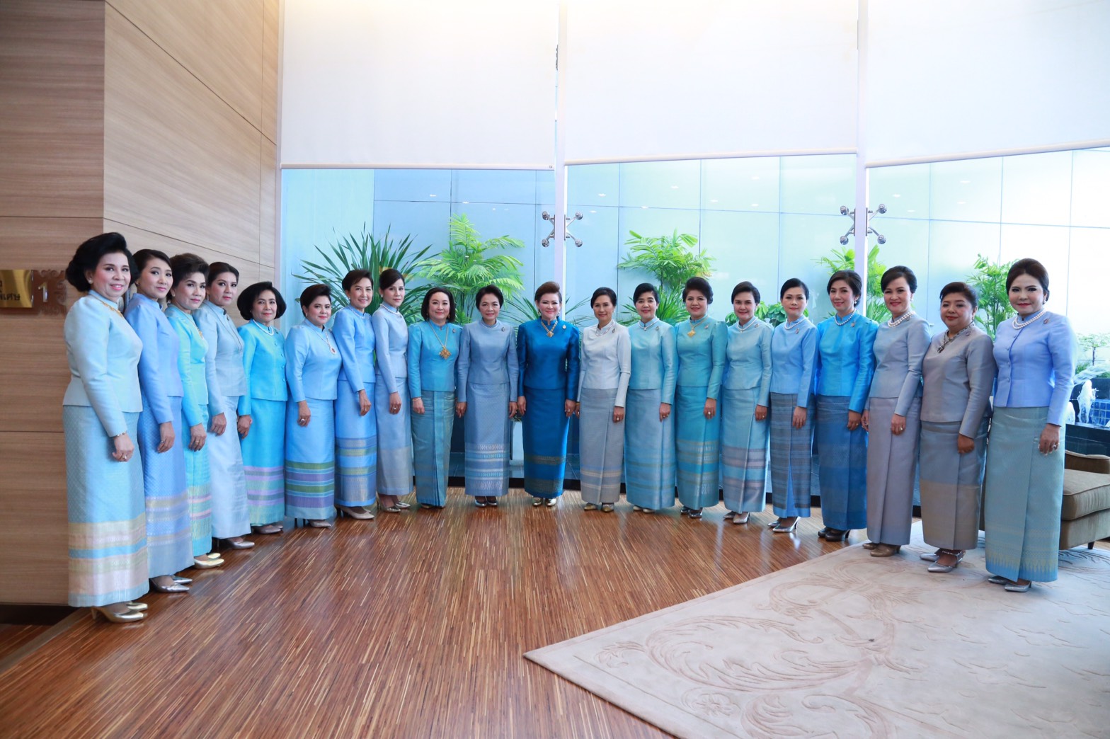 120 พล.อ.ปรีชา จันทร์โอชา ปลัดกระทรวงกลาโหม คุณผ่องพรรณ จันทร์โอชา นายกสมาคมภริยาฯ บันทึกแถบวิดิทัศน์อาศิรวาทเนื่องในวันเฉลิมพระชนมพรรษา สมเด็จพระนางเจ้าสิริกิติ์ พระบรมราชินีนาถ