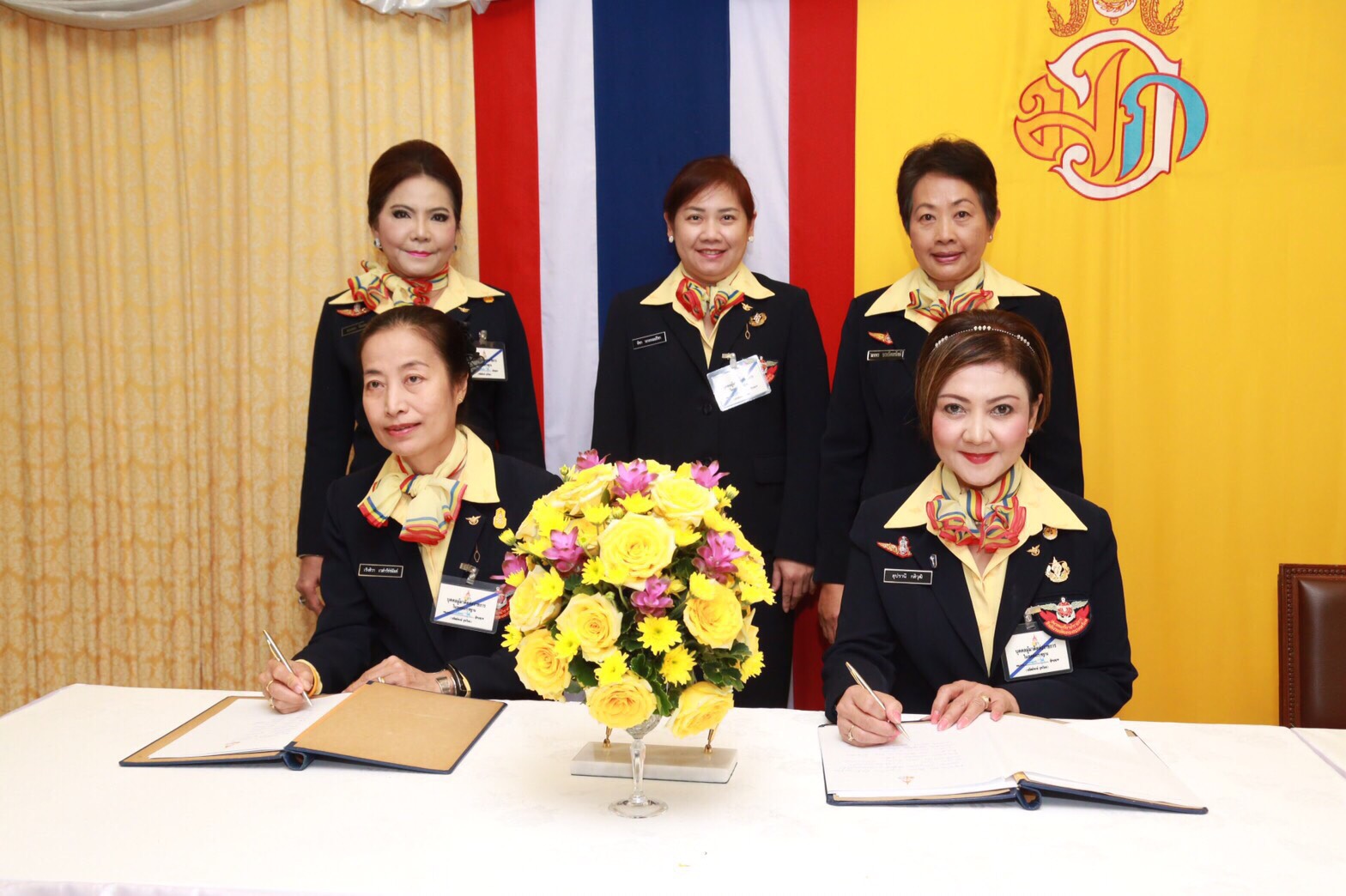 121 เนื่องในวโรกาสวันคล้ายวันพระราชสมภพสมเด็จพระบรมโอรสาธิราชฯ สยามมกุฏราชกุมาร คณะกรรมการสมาคมภริยาฯ ทูลเกล้าฯถวายแจกันดอกไม้และลงนามถวายพระพรชัยมงคล