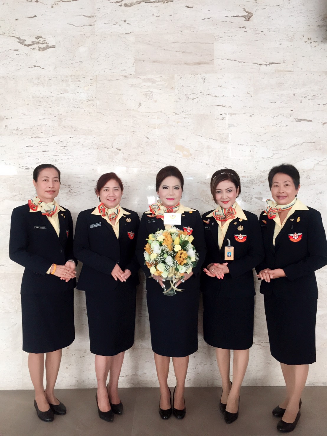 121 เนื่องในวโรกาสวันคล้ายวันพระราชสมภพสมเด็จพระบรมโอรสาธิราชฯ สยามมกุฏราชกุมาร คณะกรรมการสมาคมภริยาฯ ทูลเกล้าฯถวายแจกันดอกไม้และลงนามถวายพระพรชัยมงคล