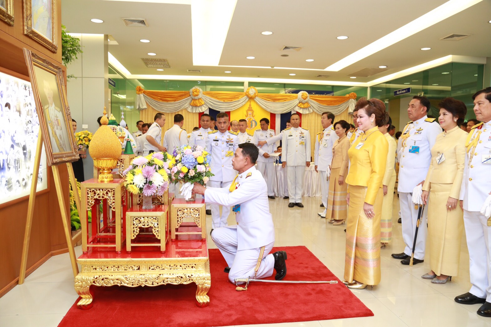 122 พล.อ.ปรีชา จันทร์โอชา ปลัดกระทรวงกลาโหม คุณผ่องพรรณ จันทร์โอชา นายกสมาคมภริยาฯ นำ คณะนายทหารขั้นผู้ใหญ่และภริยา ร่วมทูลเกล้าฯถวายแจกันดอกไม้ และลงนามถวายพระพร แด่สมเด็จพระบรมโอรสาธิราช เจ้าฟ้ามหาวชิราลงกรณ สยามมกุฎราชกุมาร เนื่องในโอกาสวันคล้ายวันพระราชสมภพ