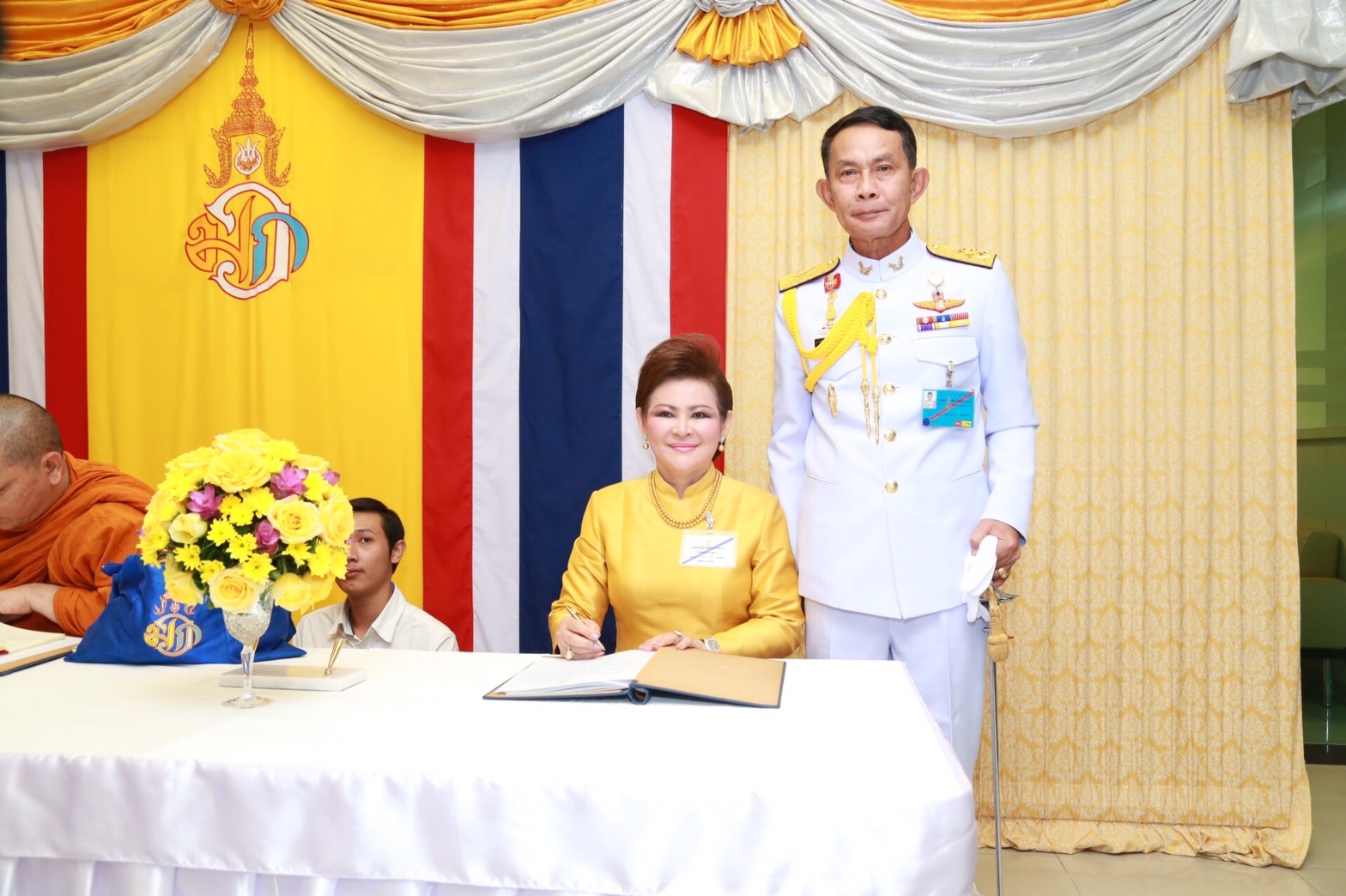 122 พล.อ.ปรีชา จันทร์โอชา ปลัดกระทรวงกลาโหม คุณผ่องพรรณ จันทร์โอชา นายกสมาคมภริยาฯ นำ คณะนายทหารขั้นผู้ใหญ่และภริยา ร่วมทูลเกล้าฯถวายแจกันดอกไม้ และลงนามถวายพระพร แด่สมเด็จพระบรมโอรสาธิราช เจ้าฟ้ามหาวชิราลงกรณ สยามมกุฎราชกุมาร เนื่องในโอกาสวันคล้ายวันพระราชสมภพ