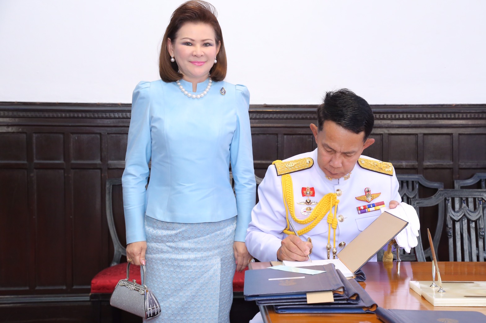 128 ปลัดกระทรวงกลาโหม และนายกสมาคมภริยาฯ นำหัวหน้าหน่วยขึ้นตรงและภริยาร่วมลงนามถวายพระพร สมเด็จพระนางเจ้าฯ พระบรมราชินีนาถ