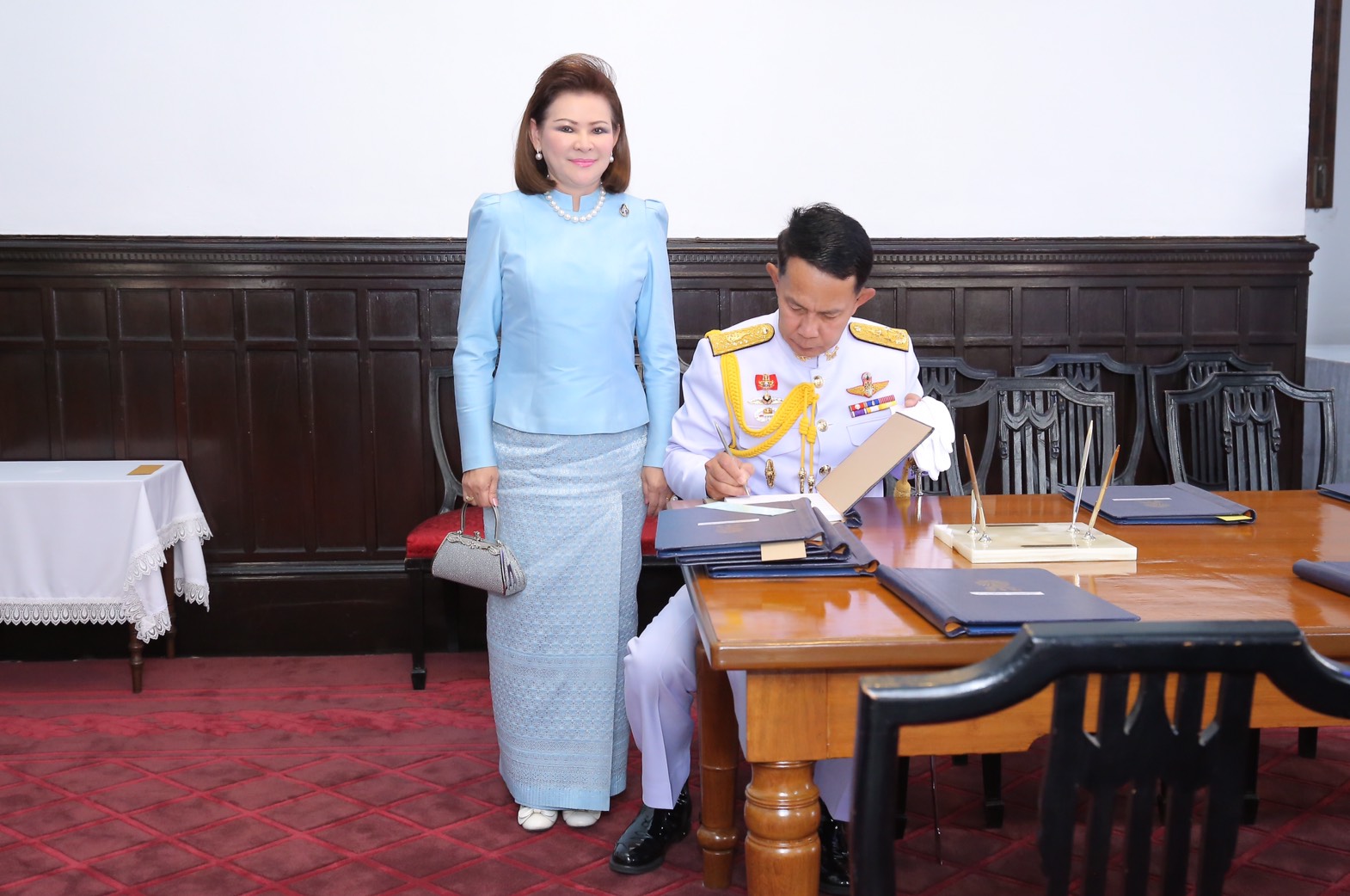 128 ปลัดกระทรวงกลาโหม และนายกสมาคมภริยาฯ นำหัวหน้าหน่วยขึ้นตรงและภริยาร่วมลงนามถวายพระพร สมเด็จพระนางเจ้าฯ พระบรมราชินีนาถ