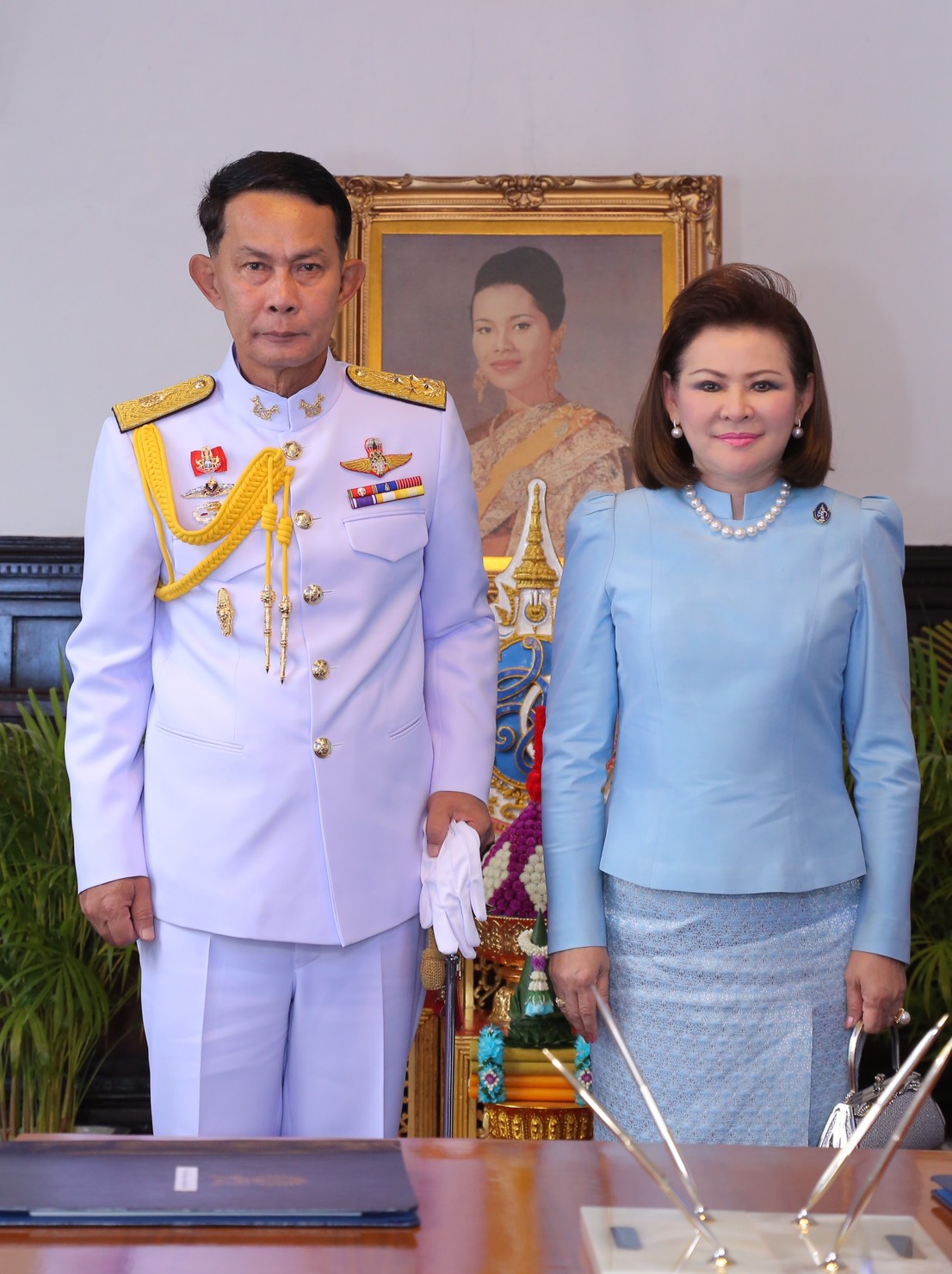 128 ปลัดกระทรวงกลาโหม และนายกสมาคมภริยาฯ นำหัวหน้าหน่วยขึ้นตรงและภริยาร่วมลงนามถวายพระพร สมเด็จพระนางเจ้าฯ พระบรมราชินีนาถ