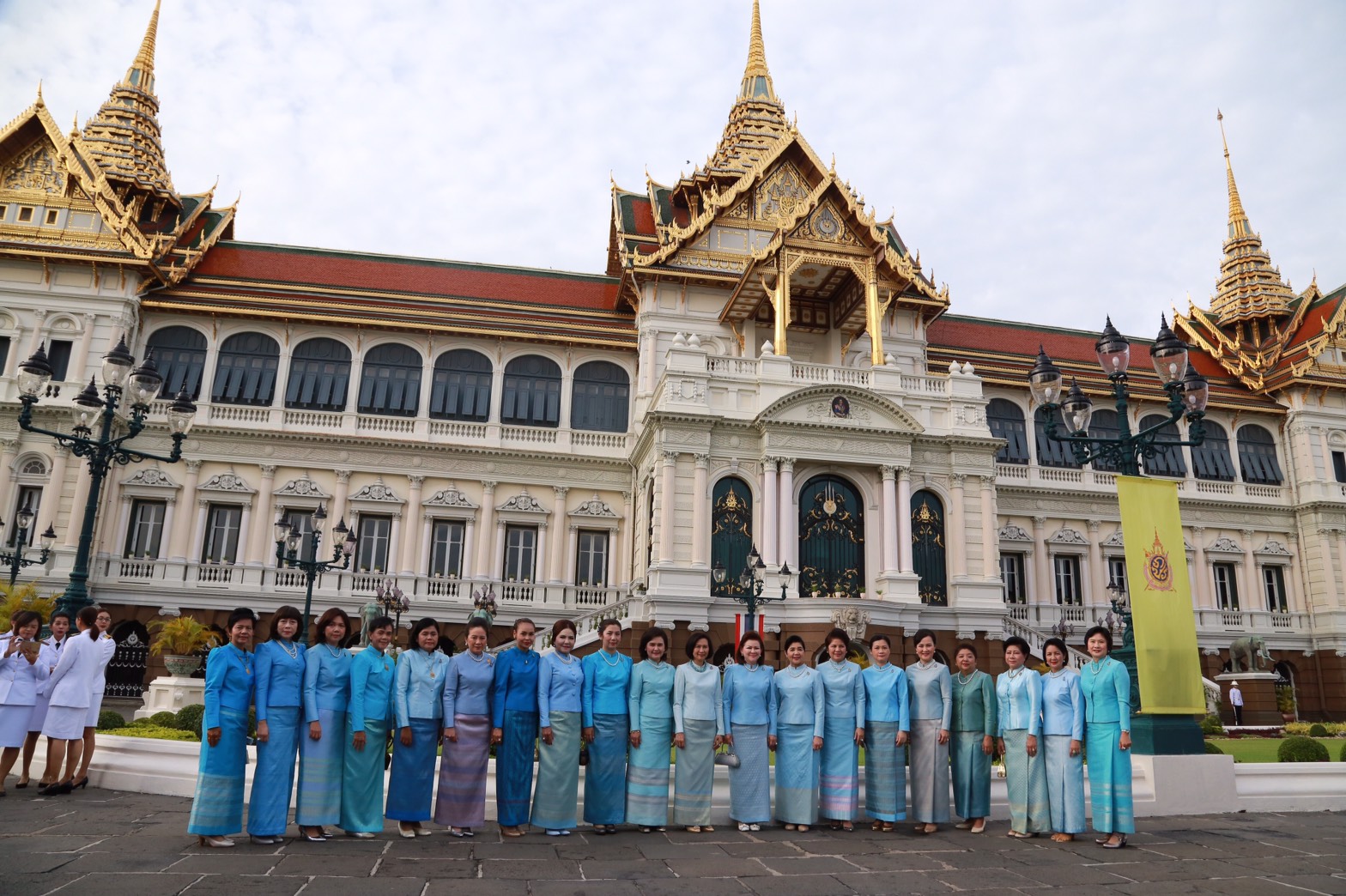 128 ปลัดกระทรวงกลาโหม และนายกสมาคมภริยาฯ นำหัวหน้าหน่วยขึ้นตรงและภริยาร่วมลงนามถวายพระพร สมเด็จพระนางเจ้าฯ พระบรมราชินีนาถ