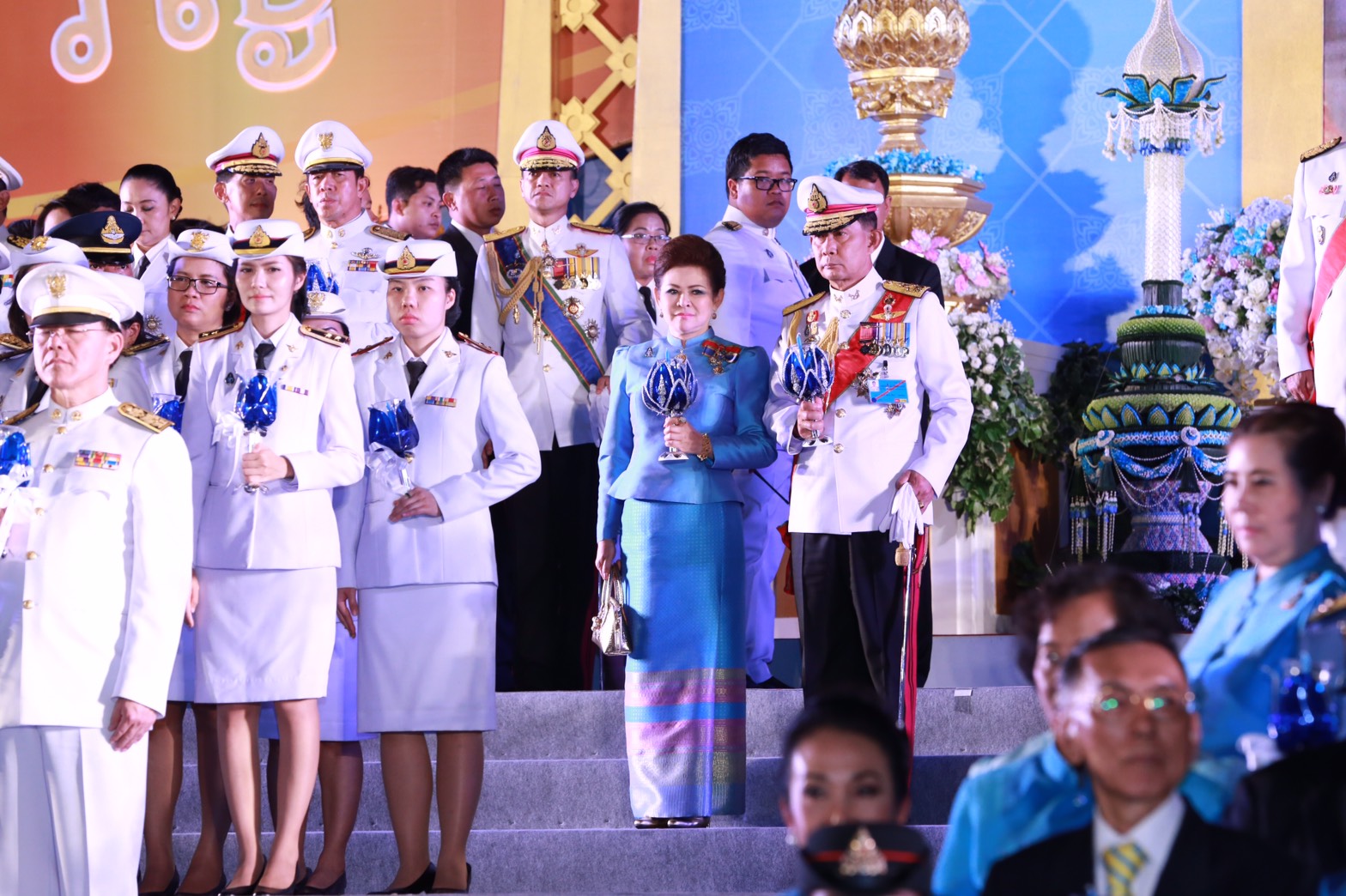 131 ปลัดกระทรวงกลาโหม และนายกสมาคมภริยาฯ ร่วมงานเฉลิมพระเกียรติ สมเด็จพระนางเจ้าฯ พระบรมราชินีนาถ เนื่องในโอกาสพระราชพิธีมหามงคลเฉลิมพระชนมพรรษา ๗ รอบ ๑๒ สิงหาคม ๒๕๕๙