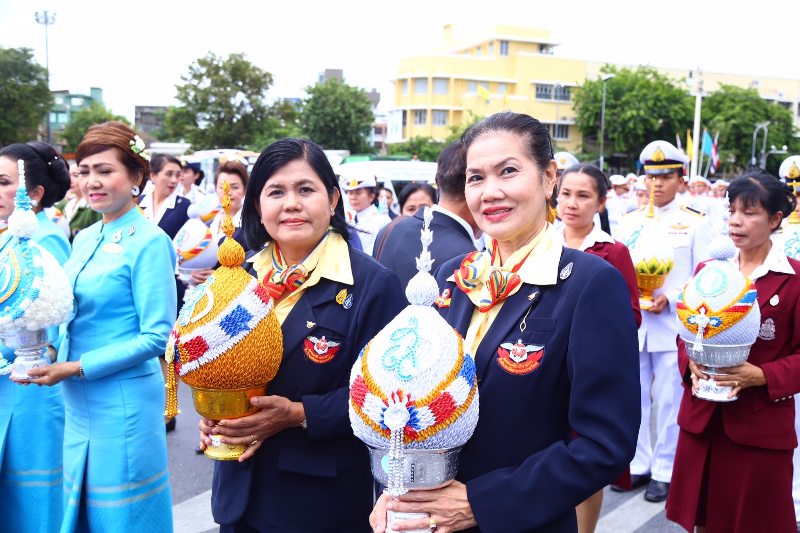 132 สมาคมภริยาฯ ร่วมพิธีเดินริ้วขบวนอัญเชิญพานพุ่มงานเฉลิมพระเกียรติสมเด็จ พระนางเจ้าฯ พระบรมราชินีนาถ เนื่องในวโรกาส พระราชพิธีมหามงคล เฉลิมพระชนมพรรษา ๗ รอบ ๑๒ สิงหาคม ๒๕๕๙