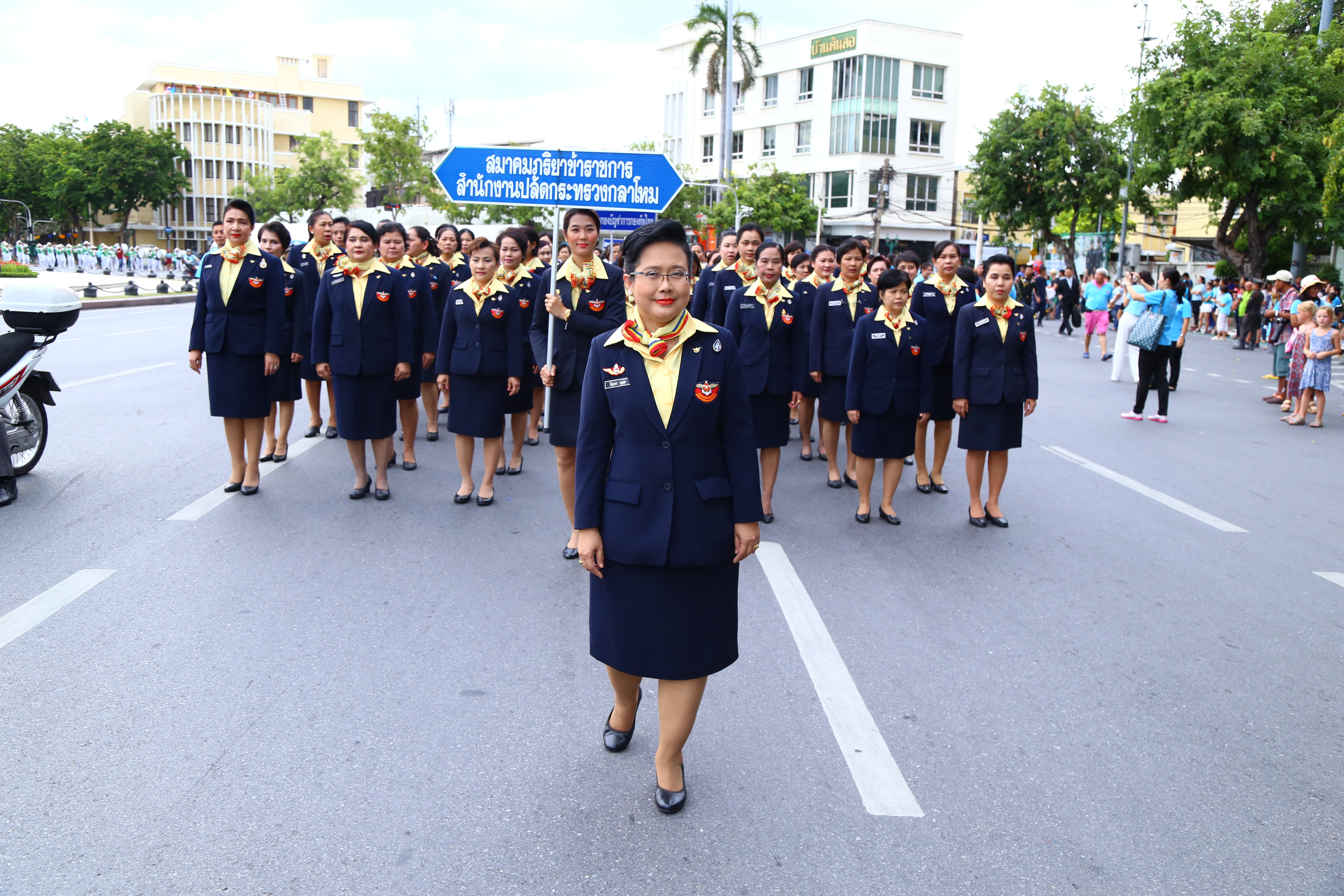 132 สมาคมภริยาฯ ร่วมพิธีเดินริ้วขบวนอัญเชิญพานพุ่มงานเฉลิมพระเกียรติสมเด็จ พระนางเจ้าฯ พระบรมราชินีนาถ เนื่องในวโรกาส พระราชพิธีมหามงคล เฉลิมพระชนมพรรษา ๗ รอบ ๑๒ สิงหาคม ๒๕๕๙