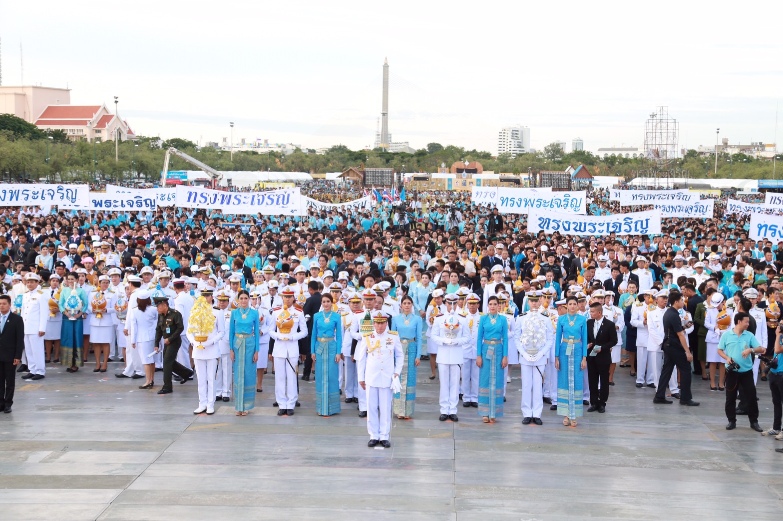 132 สมาคมภริยาฯ ร่วมพิธีเดินริ้วขบวนอัญเชิญพานพุ่มงานเฉลิมพระเกียรติสมเด็จ พระนางเจ้าฯ พระบรมราชินีนาถ เนื่องในวโรกาส พระราชพิธีมหามงคล เฉลิมพระชนมพรรษา ๗ รอบ ๑๒ สิงหาคม ๒๕๕๙