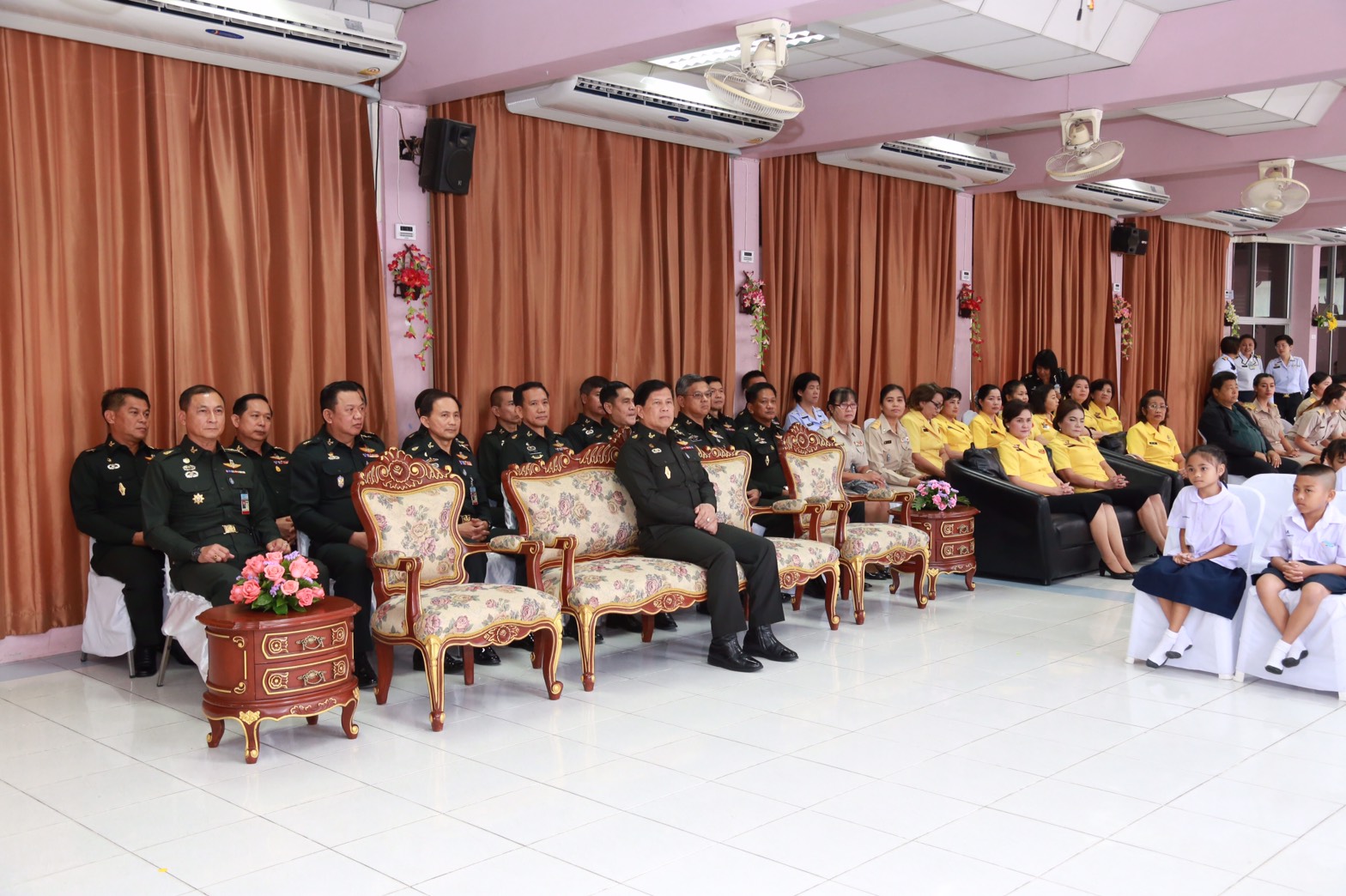 134 ปลัดกระทรวงกลาโหม มอบให้ รองปลัดกระทรวงกลาโหม เป็นผู้แทนพร้อมด้วยคณะกรรมการสมาคมภริยากระทรวงกลาโหม มอบทุนการศึกษาแก่นักเรียน โรงเรียนกลาโหมอุทิศ ประจำปีการศึกษา ๒๕๕๙