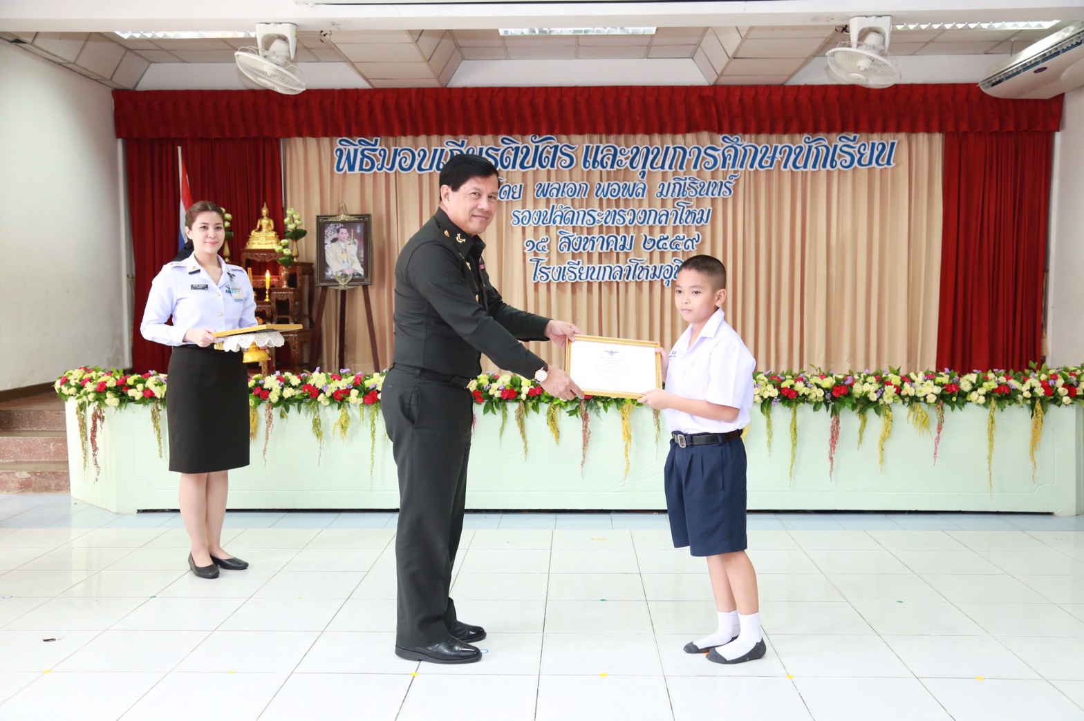 134 ปลัดกระทรวงกลาโหม มอบให้ รองปลัดกระทรวงกลาโหม เป็นผู้แทนพร้อมด้วยคณะกรรมการสมาคมภริยากระทรวงกลาโหม มอบทุนการศึกษาแก่นักเรียน โรงเรียนกลาโหมอุทิศ ประจำปีการศึกษา ๒๕๕๙