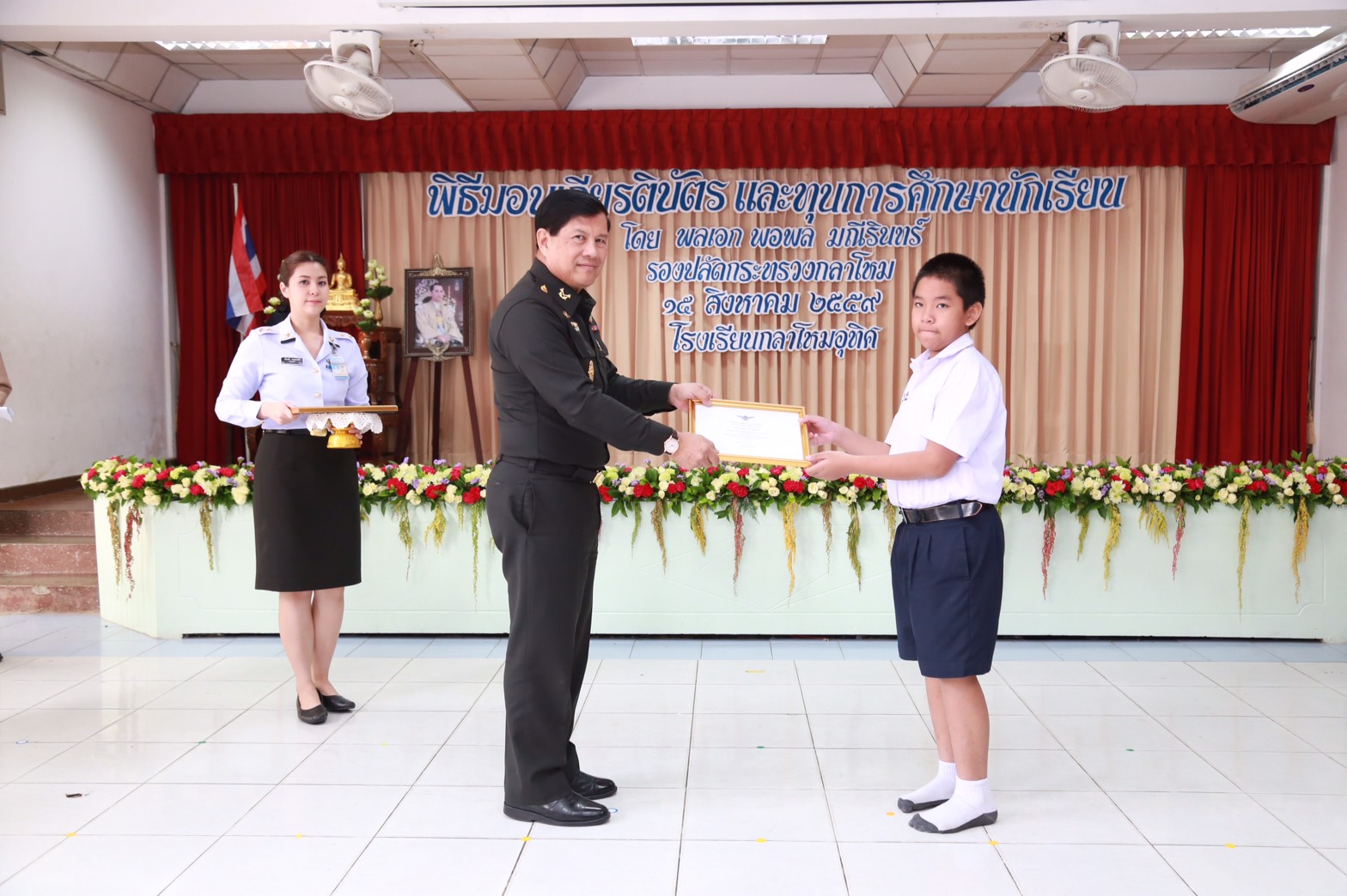134 ปลัดกระทรวงกลาโหม มอบให้ รองปลัดกระทรวงกลาโหม เป็นผู้แทนพร้อมด้วยคณะกรรมการสมาคมภริยากระทรวงกลาโหม มอบทุนการศึกษาแก่นักเรียน โรงเรียนกลาโหมอุทิศ ประจำปีการศึกษา ๒๕๕๙