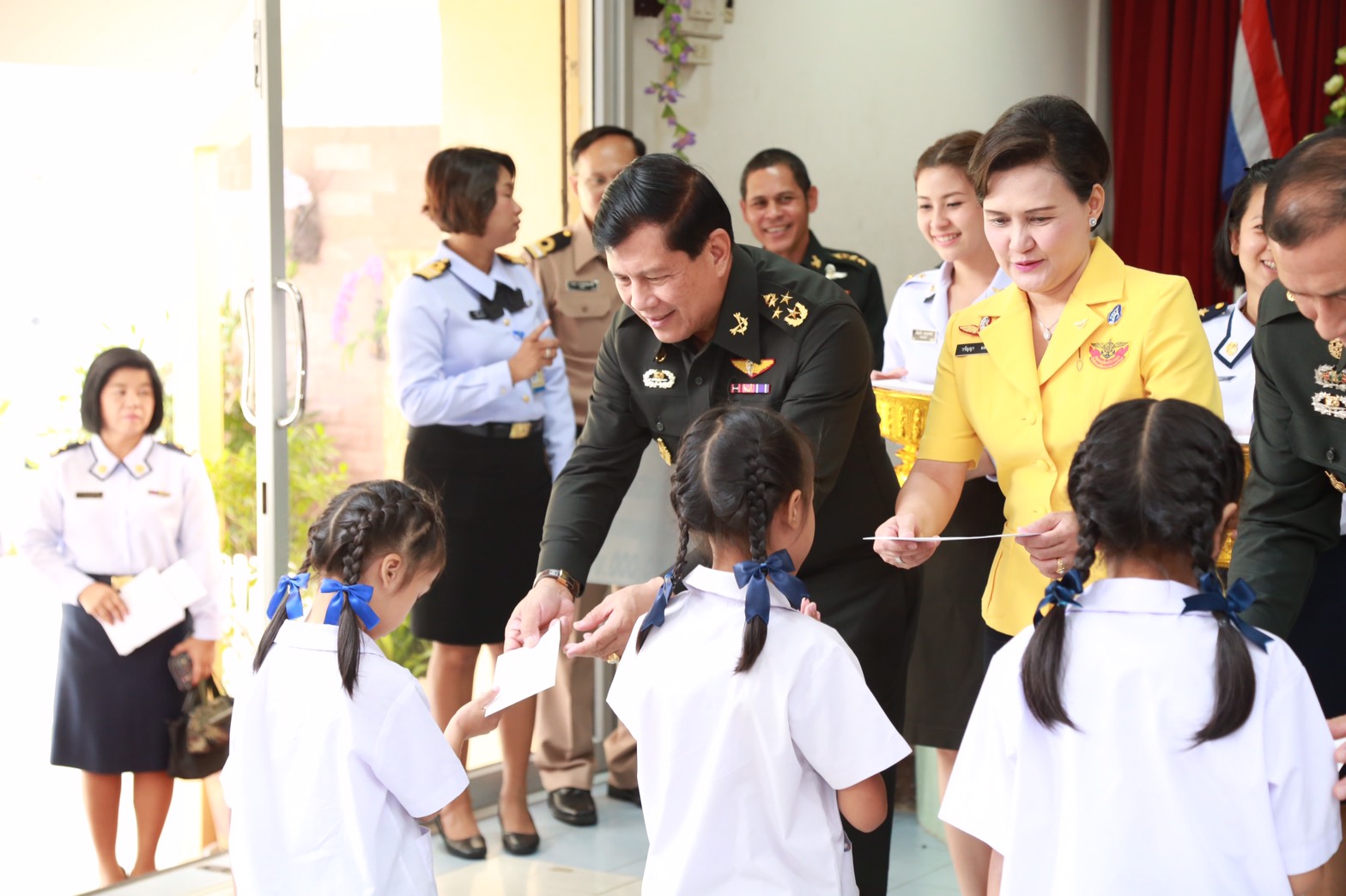 134 ปลัดกระทรวงกลาโหม มอบให้ รองปลัดกระทรวงกลาโหม เป็นผู้แทนพร้อมด้วยคณะกรรมการสมาคมภริยากระทรวงกลาโหม มอบทุนการศึกษาแก่นักเรียน โรงเรียนกลาโหมอุทิศ ประจำปีการศึกษา ๒๕๕๙