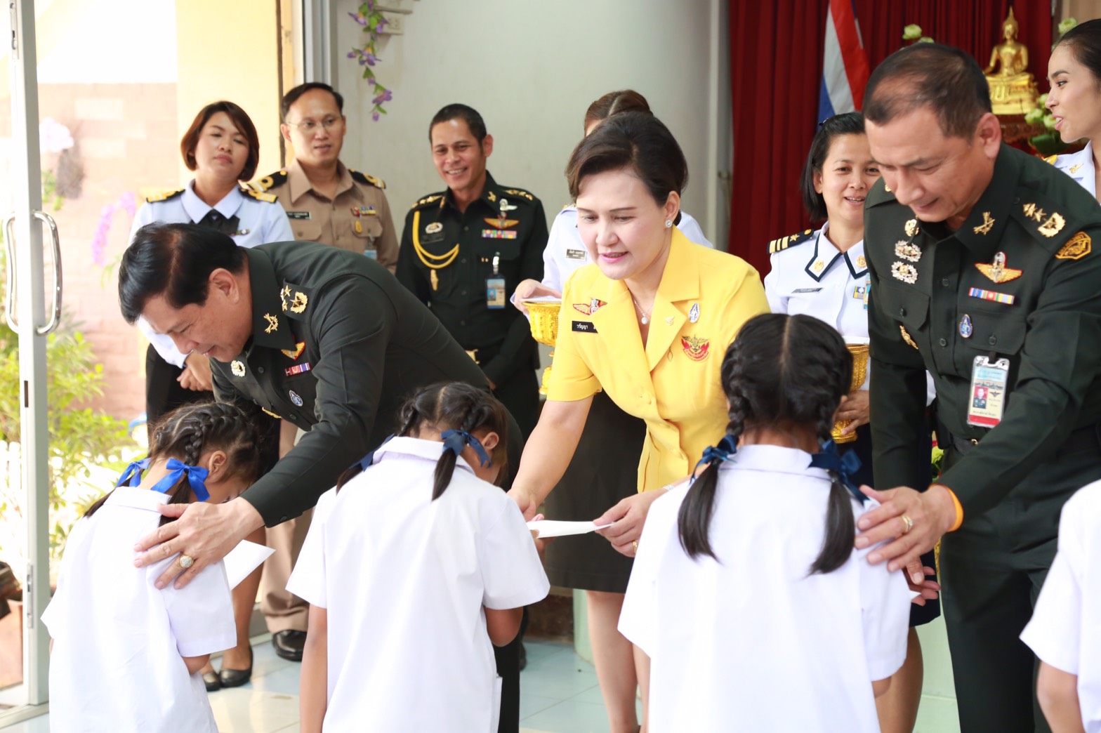 134 ปลัดกระทรวงกลาโหม มอบให้ รองปลัดกระทรวงกลาโหม เป็นผู้แทนพร้อมด้วยคณะกรรมการสมาคมภริยากระทรวงกลาโหม มอบทุนการศึกษาแก่นักเรียน โรงเรียนกลาโหมอุทิศ ประจำปีการศึกษา ๒๕๕๙