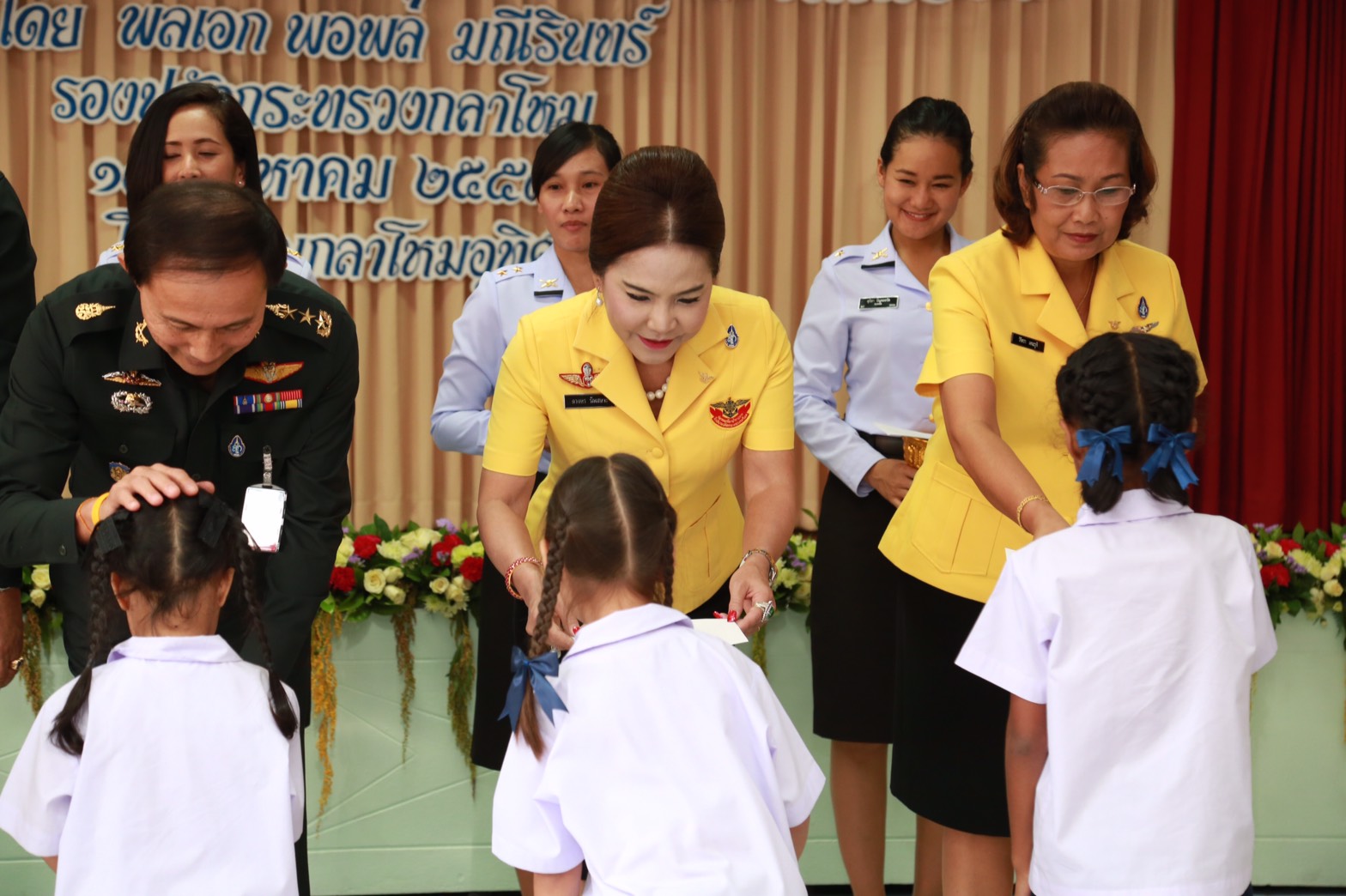 134 ปลัดกระทรวงกลาโหม มอบให้ รองปลัดกระทรวงกลาโหม เป็นผู้แทนพร้อมด้วยคณะกรรมการสมาคมภริยากระทรวงกลาโหม มอบทุนการศึกษาแก่นักเรียน โรงเรียนกลาโหมอุทิศ ประจำปีการศึกษา ๒๕๕๙