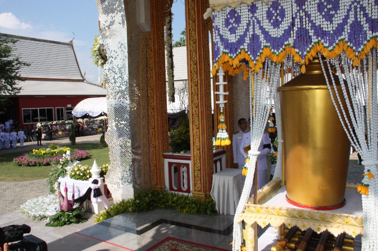 137 ปลัดกระทรวงกลาโหม พร้อมด้วยนายกสมาคมภริยาฯ ร่วมในพิธีพระราชทานเพลิงศพ ผู้บัญชาการกองพลทหารราบที่ 4 ณ ฌาปนสถานวัดลัฏฐิวัน อ.แม่ริม จ.เชียงใหม่