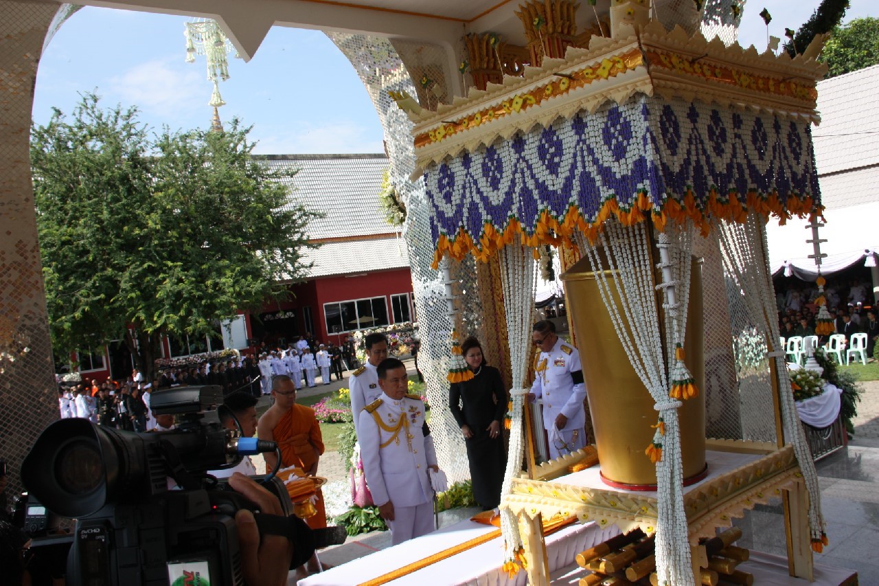 137 ปลัดกระทรวงกลาโหม พร้อมด้วยนายกสมาคมภริยาฯ ร่วมในพิธีพระราชทานเพลิงศพ ผู้บัญชาการกองพลทหารราบที่ 4 ณ ฌาปนสถานวัดลัฏฐิวัน อ.แม่ริม จ.เชียงใหม่