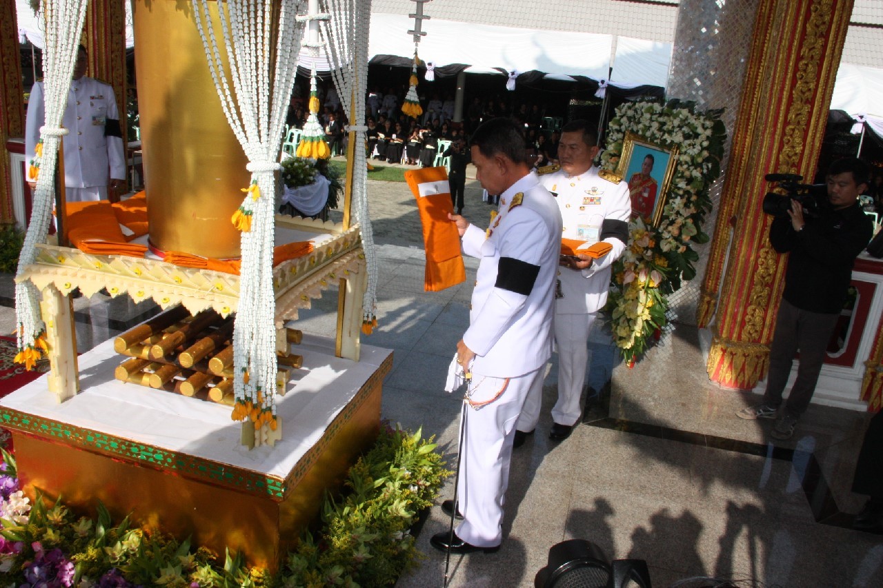 137 ปลัดกระทรวงกลาโหม พร้อมด้วยนายกสมาคมภริยาฯ ร่วมในพิธีพระราชทานเพลิงศพ ผู้บัญชาการกองพลทหารราบที่ 4 ณ ฌาปนสถานวัดลัฏฐิวัน อ.แม่ริม จ.เชียงใหม่